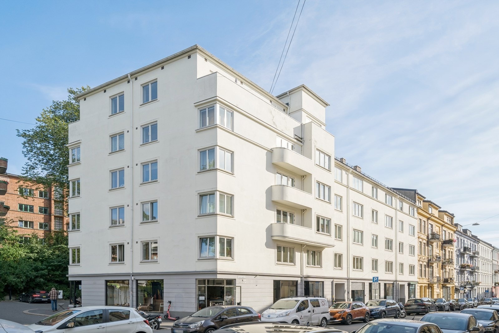 Beliggenheten er utmerket, med kort gangavstand til alt man trenger - og mere til. (Sommerbilde) Galleribilde