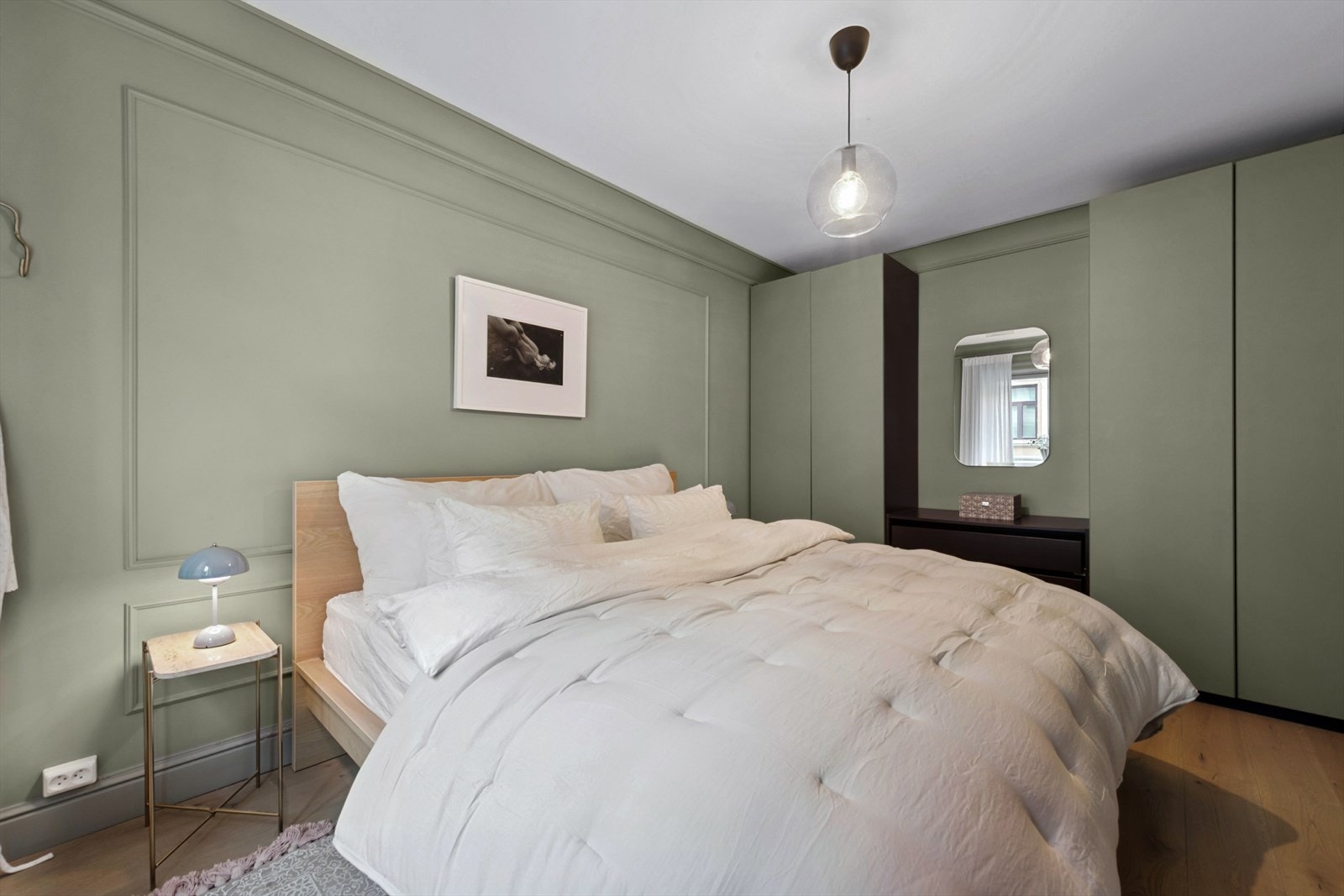 På hovedsoverommet er det mye oppbevaring i to store garderobeskap. Galleribilde