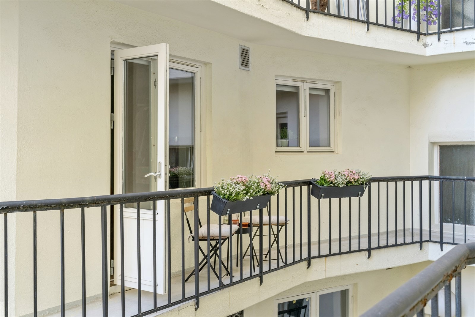 På brannbalkongen har leiligheten rom for et koselig kafésett. (Sommerbilde) Galleribilde