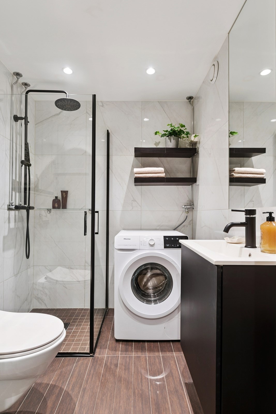 Badet ble totaloppusset i 2015, men er i 2019 oppgradert med nye fliser, nytt dusjhjørne og ny innredning. Galleribilde