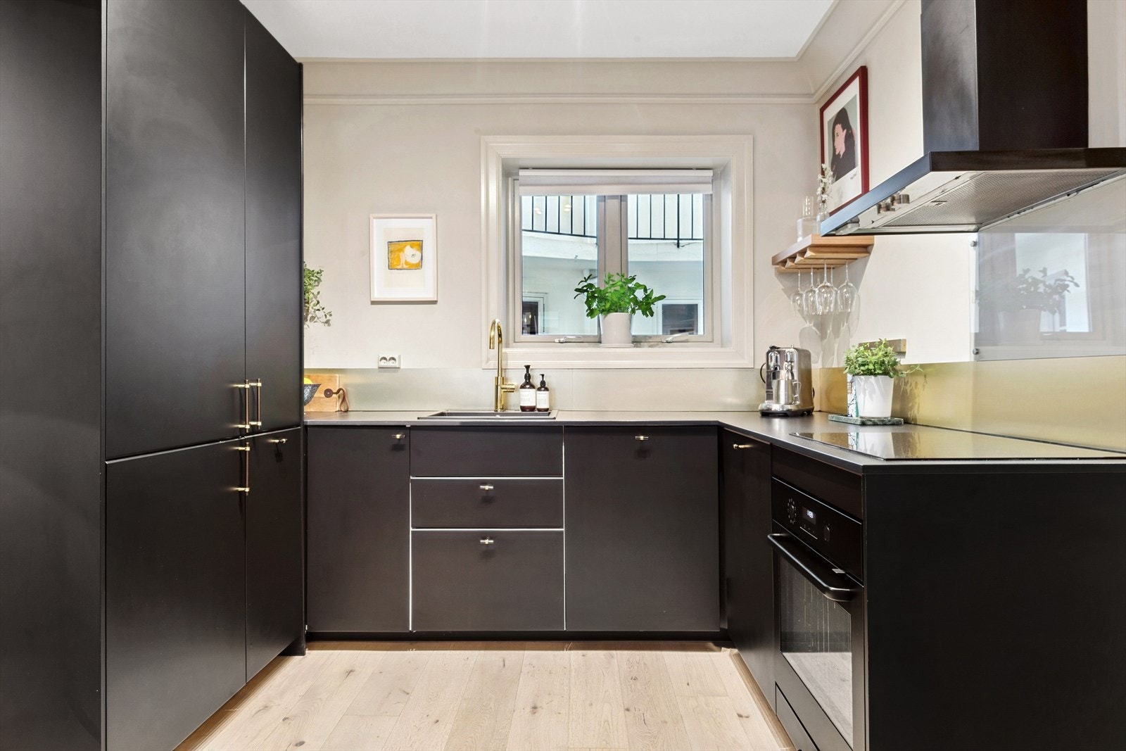 Kjøkkenet er fra 2019, med gulldetajler som fin kontrast til alt det sorte. Galleribilde