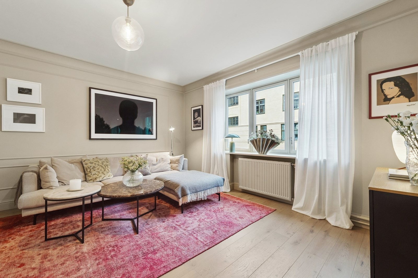 Hele leiligheten ble oppgradert i 2019, og resultatet er et gjennomført stilrent hjem med enstavs parkett på gulvene. Galleribilde