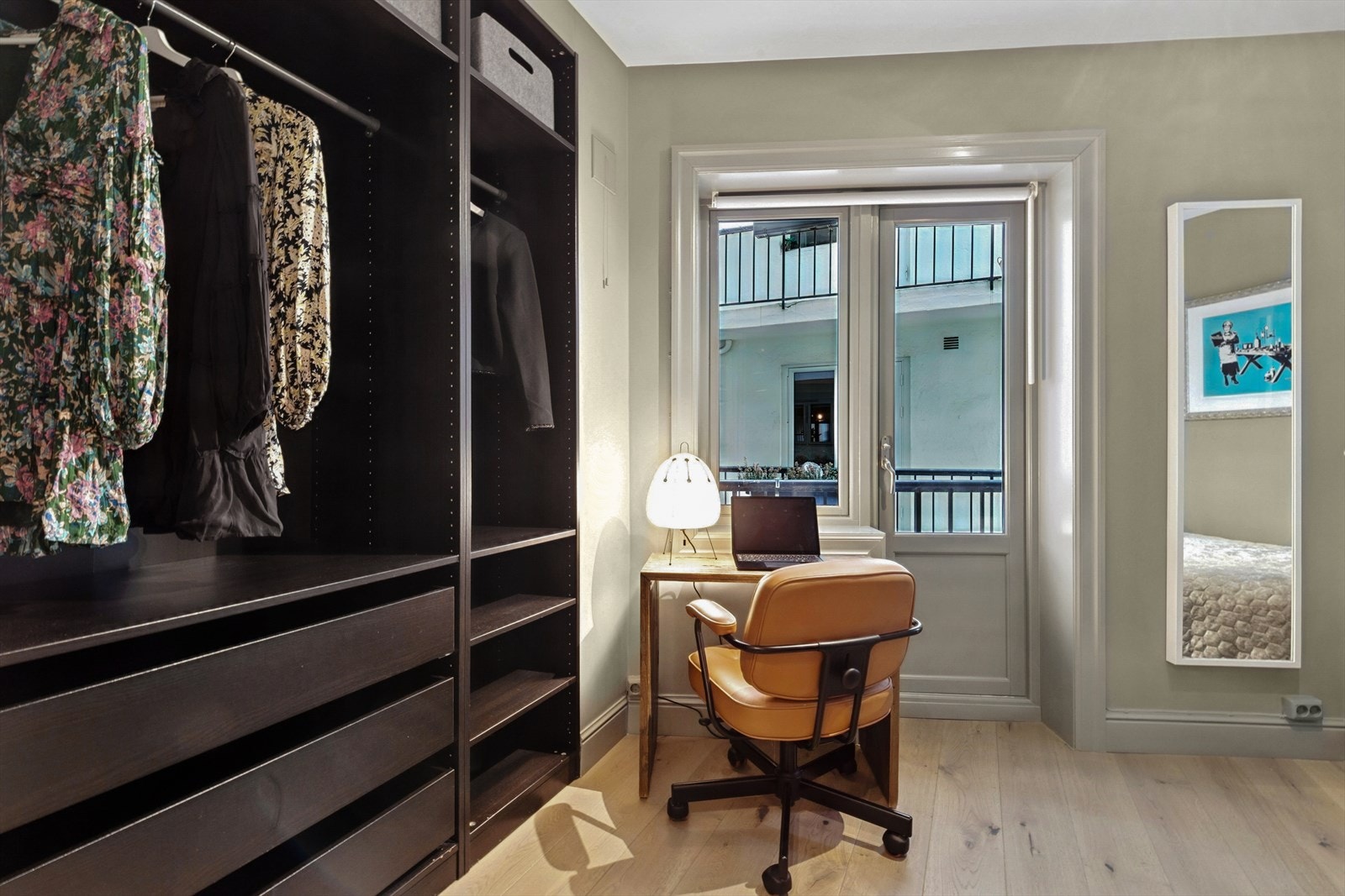 Det ene soverommet har et åpent garderobeskap med skuffer, hyller og klesoppheng. Galleribilde