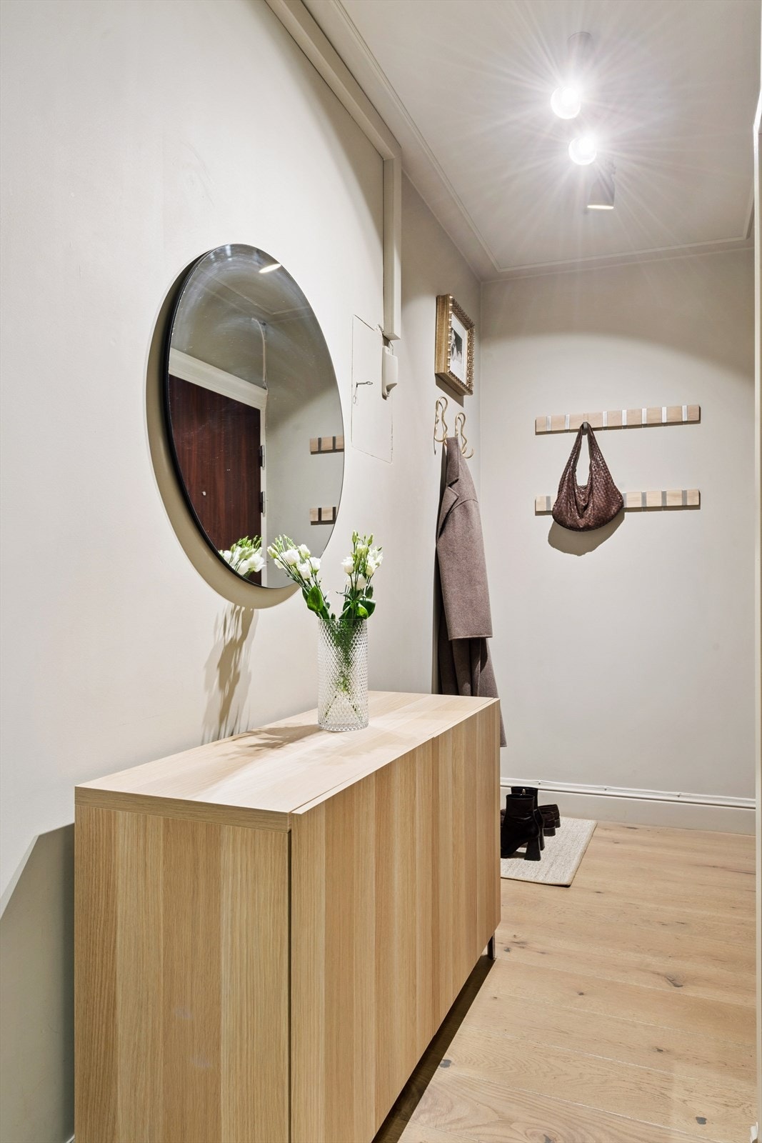 Entreen gir et godt førsteinntrykk, og her er det god plass til å henge fra seg yttertøyet. Galleribilde