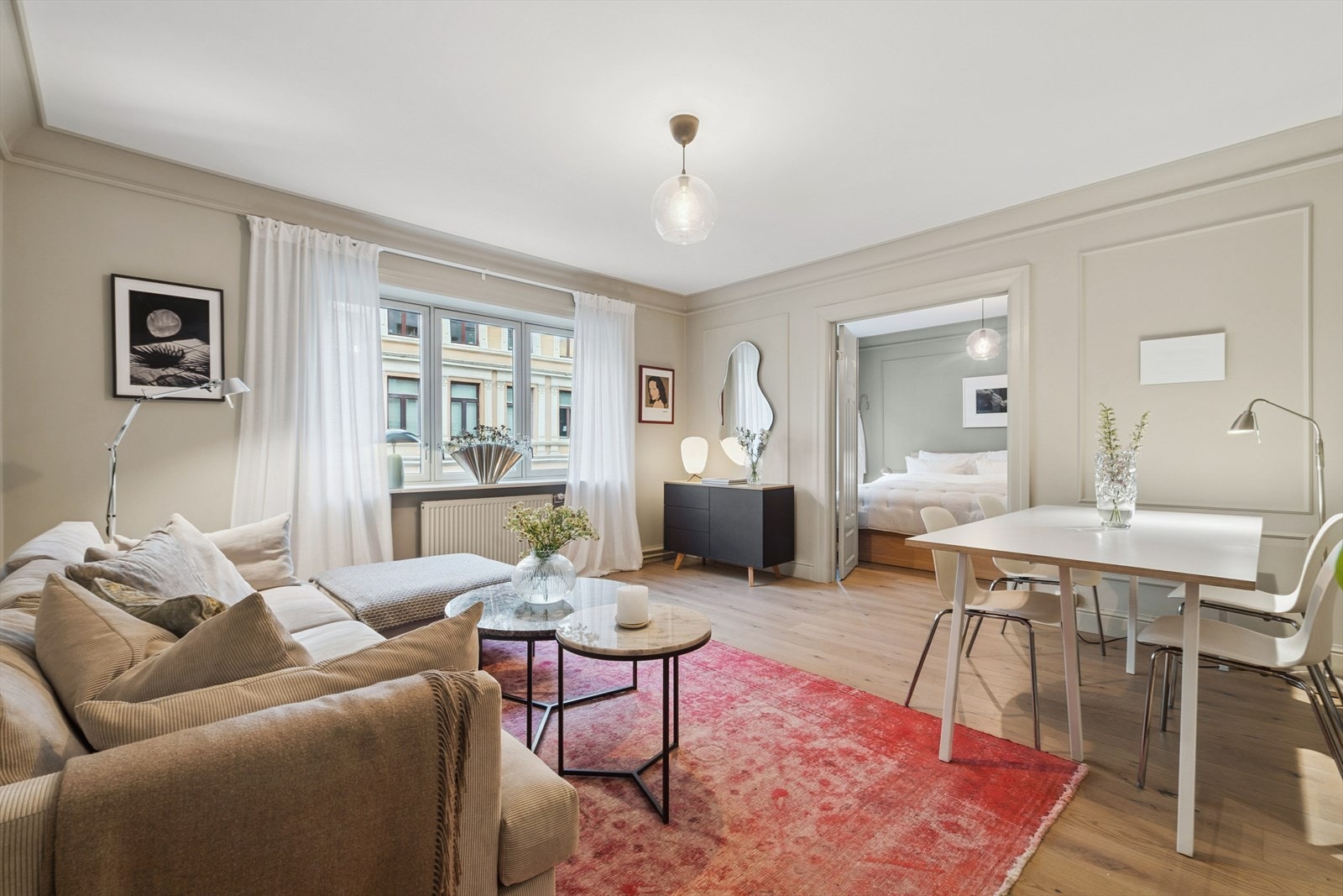 God takhøyde er gjennomgående i leiligheten, noe som bidrar til en herlig, luftig og helt upåklagelig atmosfære. Galleribilde