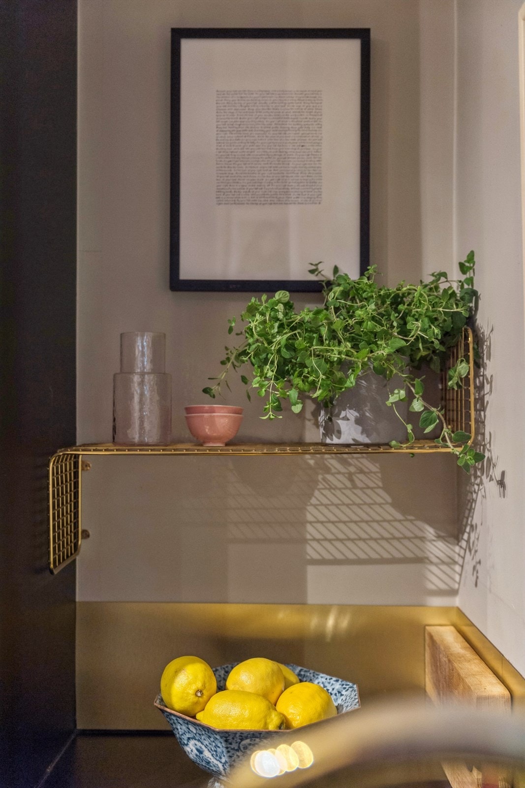 For et luftigere uttrykk er overskap droppet til fordel for åpne flater og hyller, men det er likevel god skapplass! Galleribilde