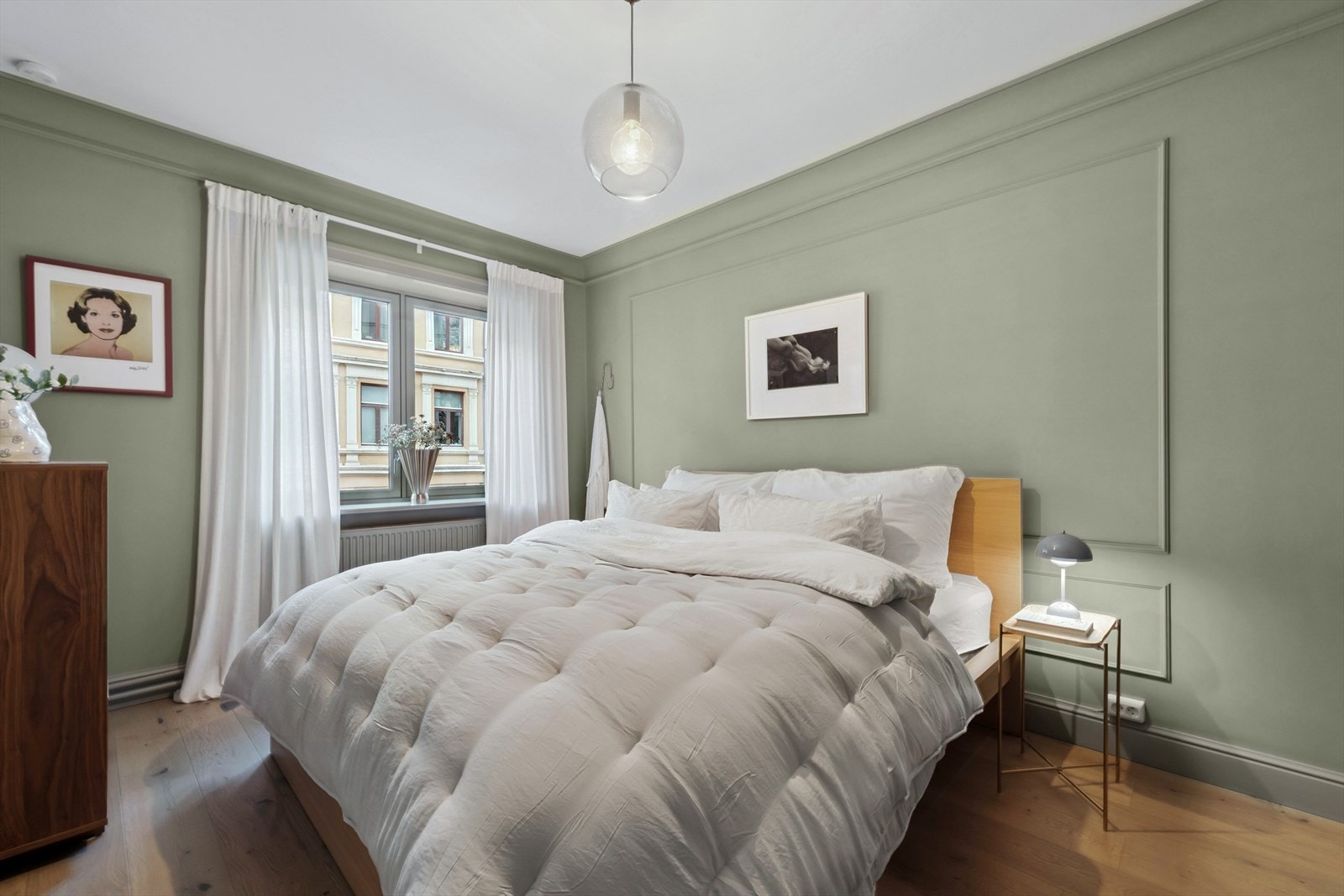 På hver sin ende har leiligheten to gode soverom, holdt i duse farger for en behagelig atmosfære. Galleribilde