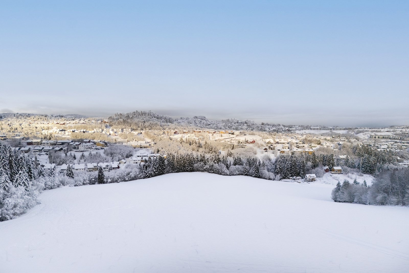 Fra leiligheten har du kort vei til ulike tur- og rekreasjonsmuligheter. Bymarka er like ved, og fra balkongen får du utsikt til Gråkallen. Galleribilde