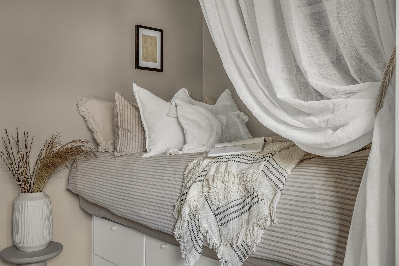 Sengen i sovealkoven er 110 cm bred og følger salget. Galleribilde