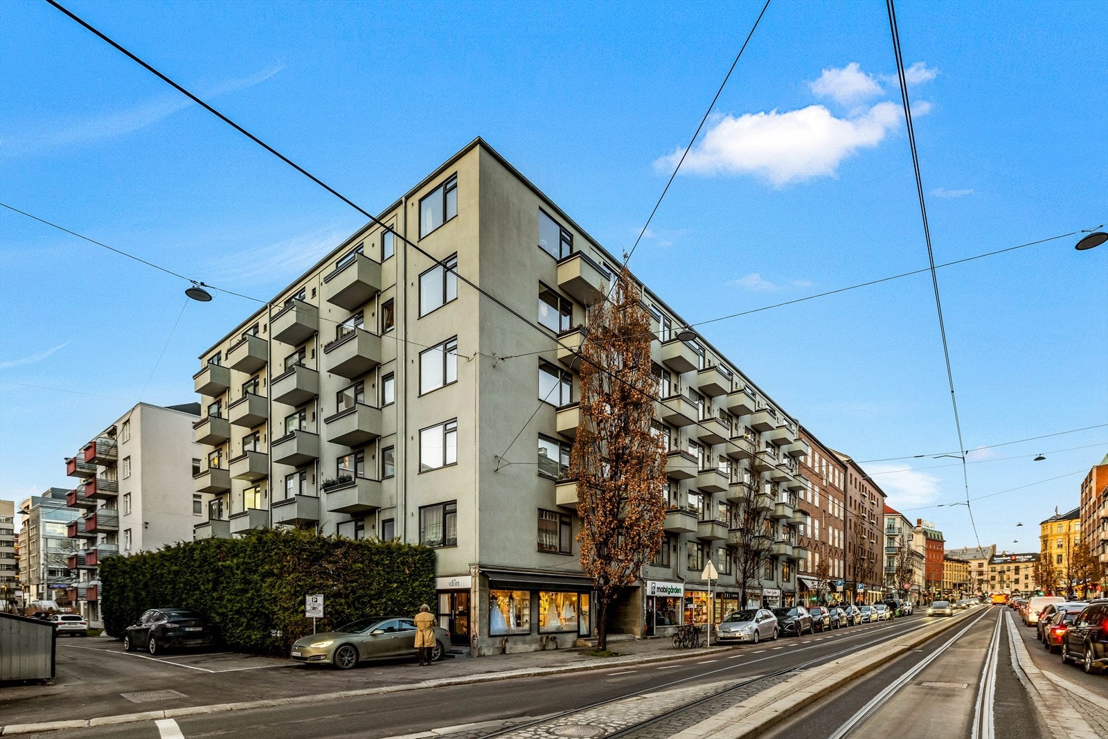 Rett utenfor går både trikk og buss, samt at du har Majorstuen T-bane i gangavstand. Galleribilde