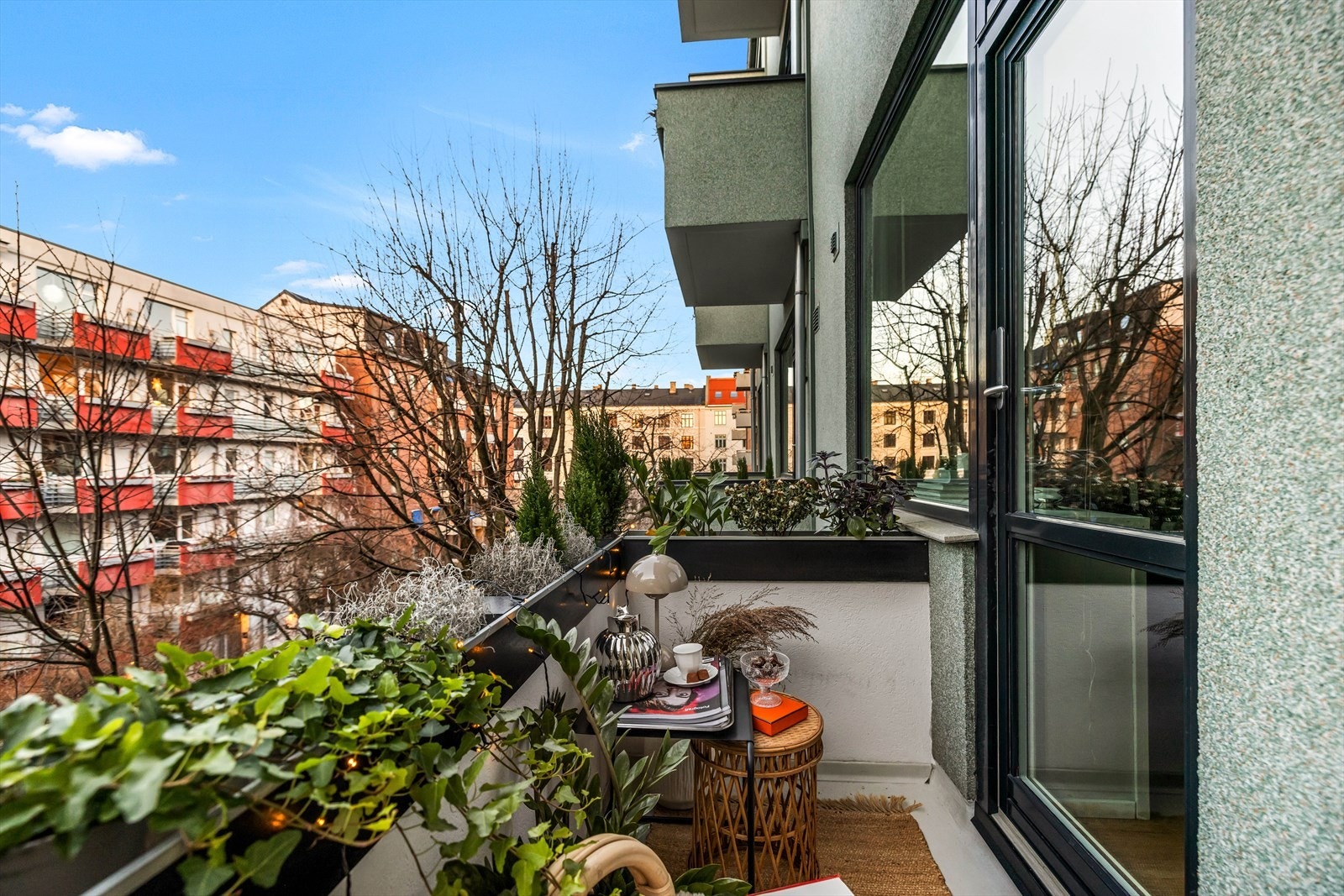 Om sommeren får du omtrent kun en grønn vegg utenfor balkongen. Galleribilde