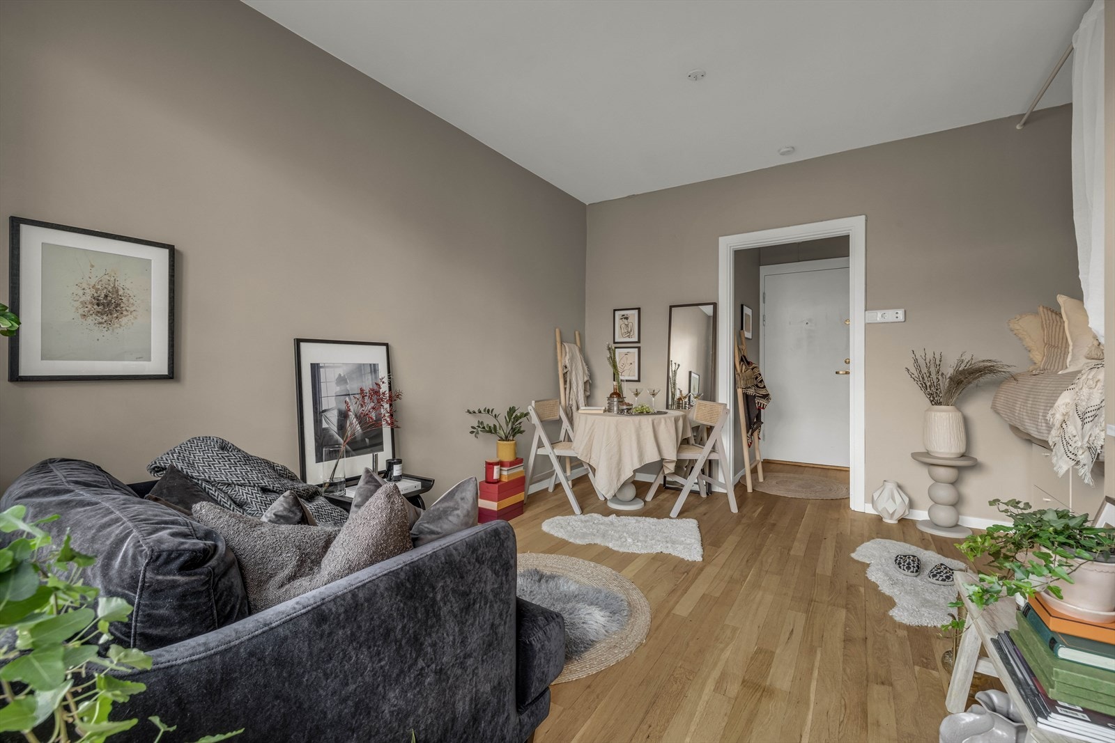 Til høyre har du en praktisk sovealkove. Galleribilde