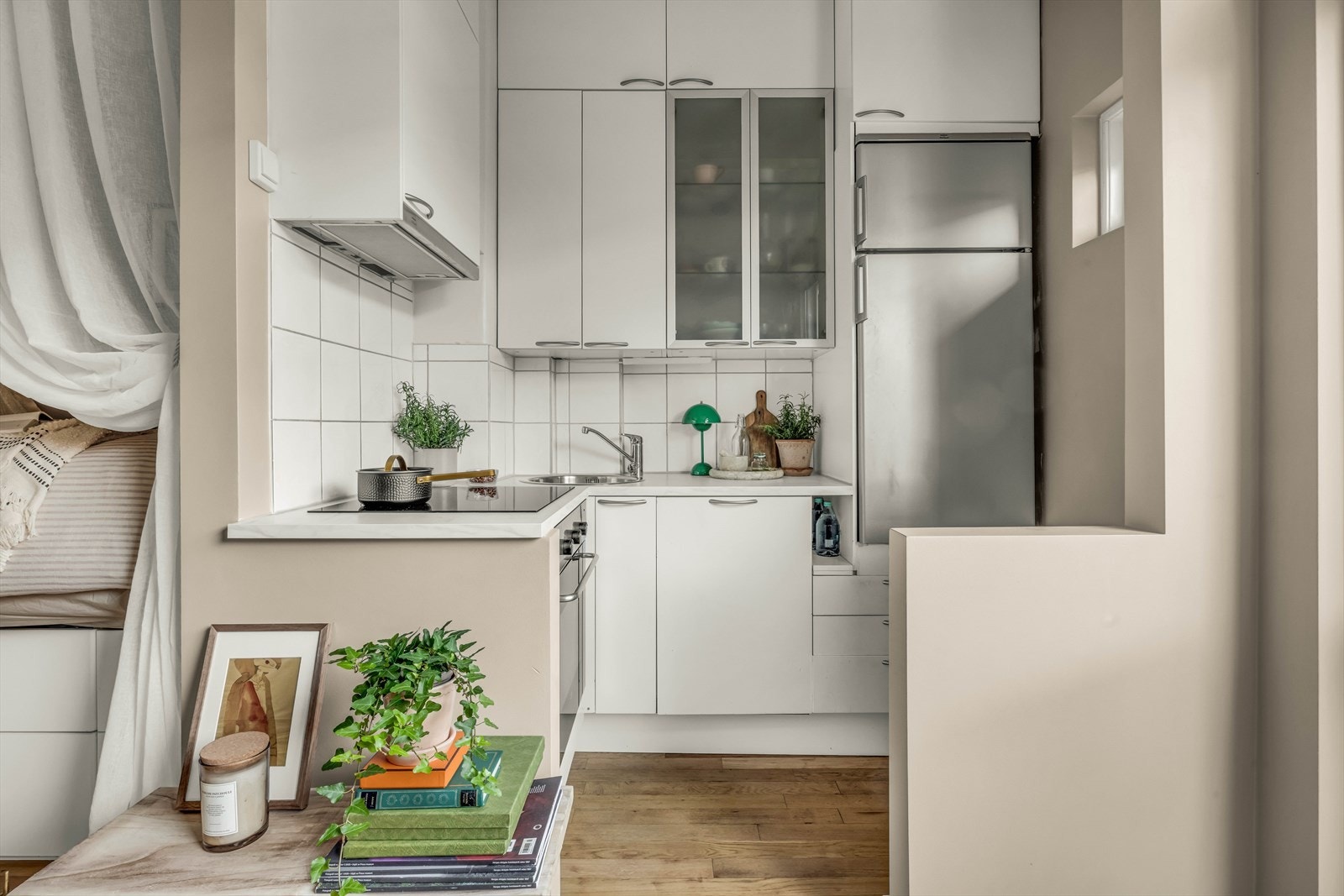 Stilrent kjøkken med god skapplass. Galleribilde