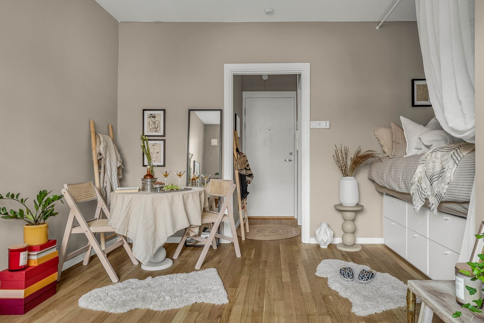 Her ser du inngangspartiet, hvor også badet ligger. Galleribilde