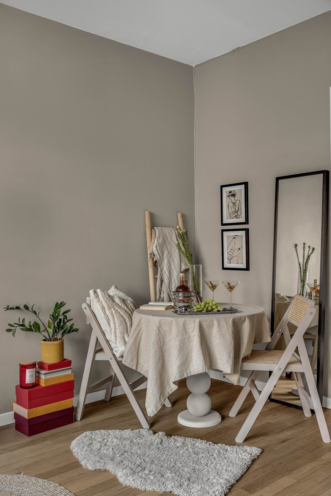 Leiligheten fremstår som lys og luftig, med tidsriktige fargevalg og pene overflater. Galleribilde