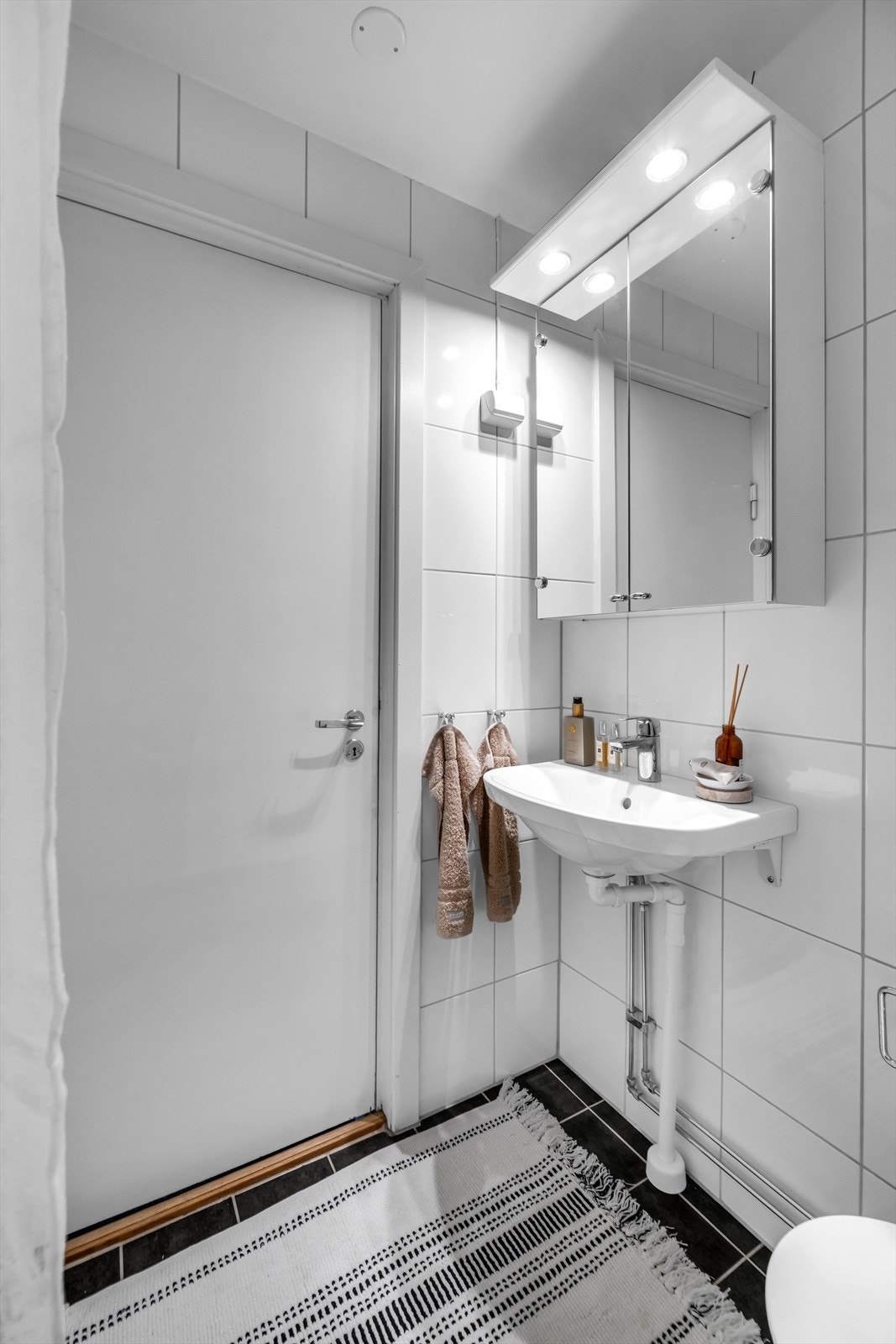 Oppbevaring over servant og mulighet for å sette inn skap under servant. Galleribilde