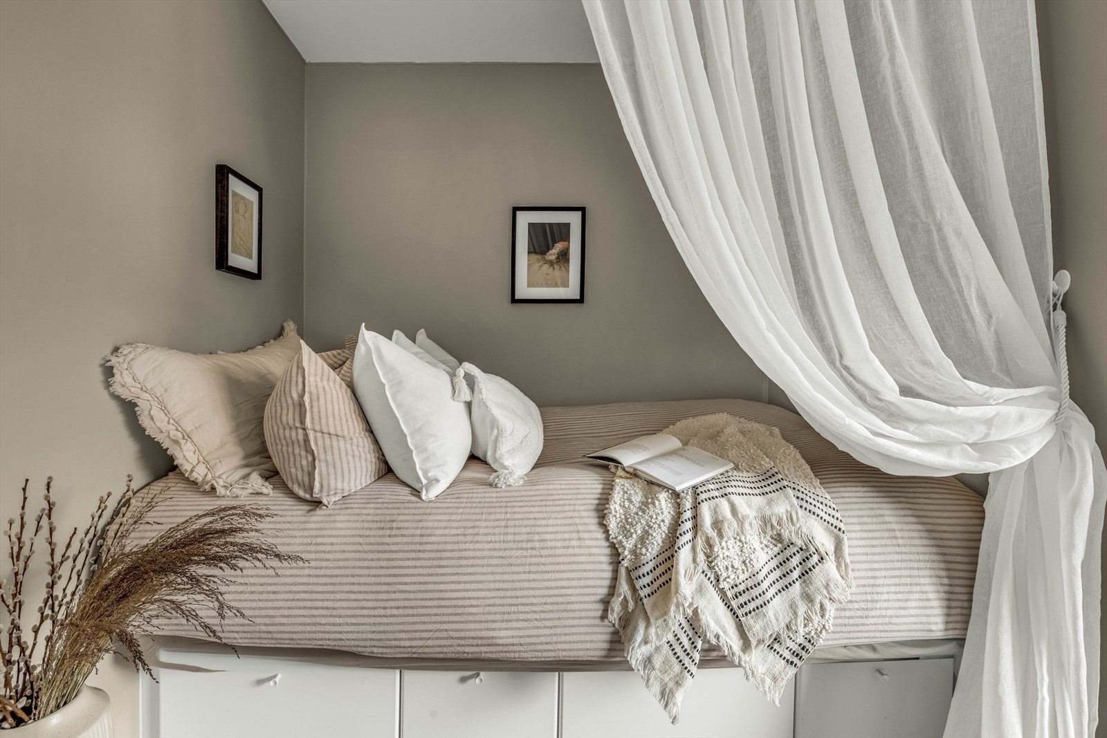 Kjempekoselig soveplass hvor du har gardiner som skiller Galleribilde