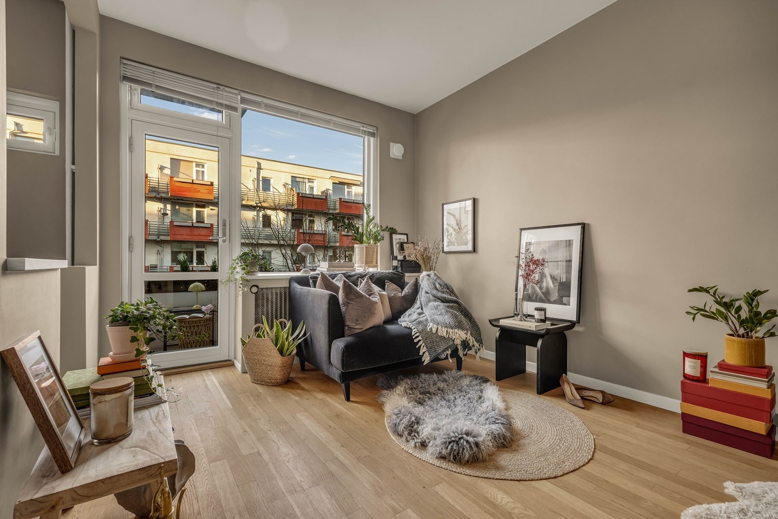 Trestavsparkett og nymalte overflater. Galleribilde