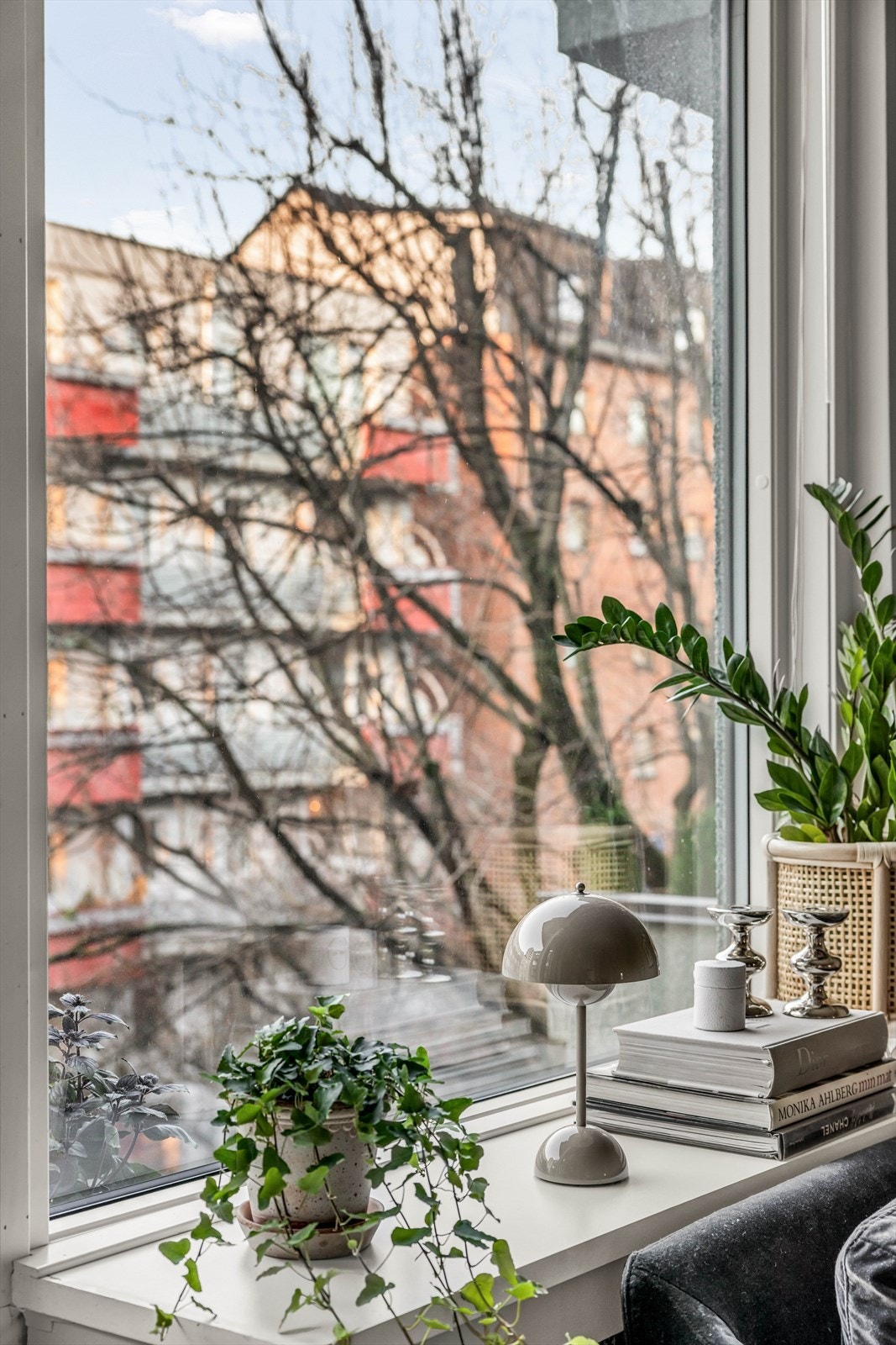 Pen utsikt mot bakgård fra stuevinduet. Galleribilde