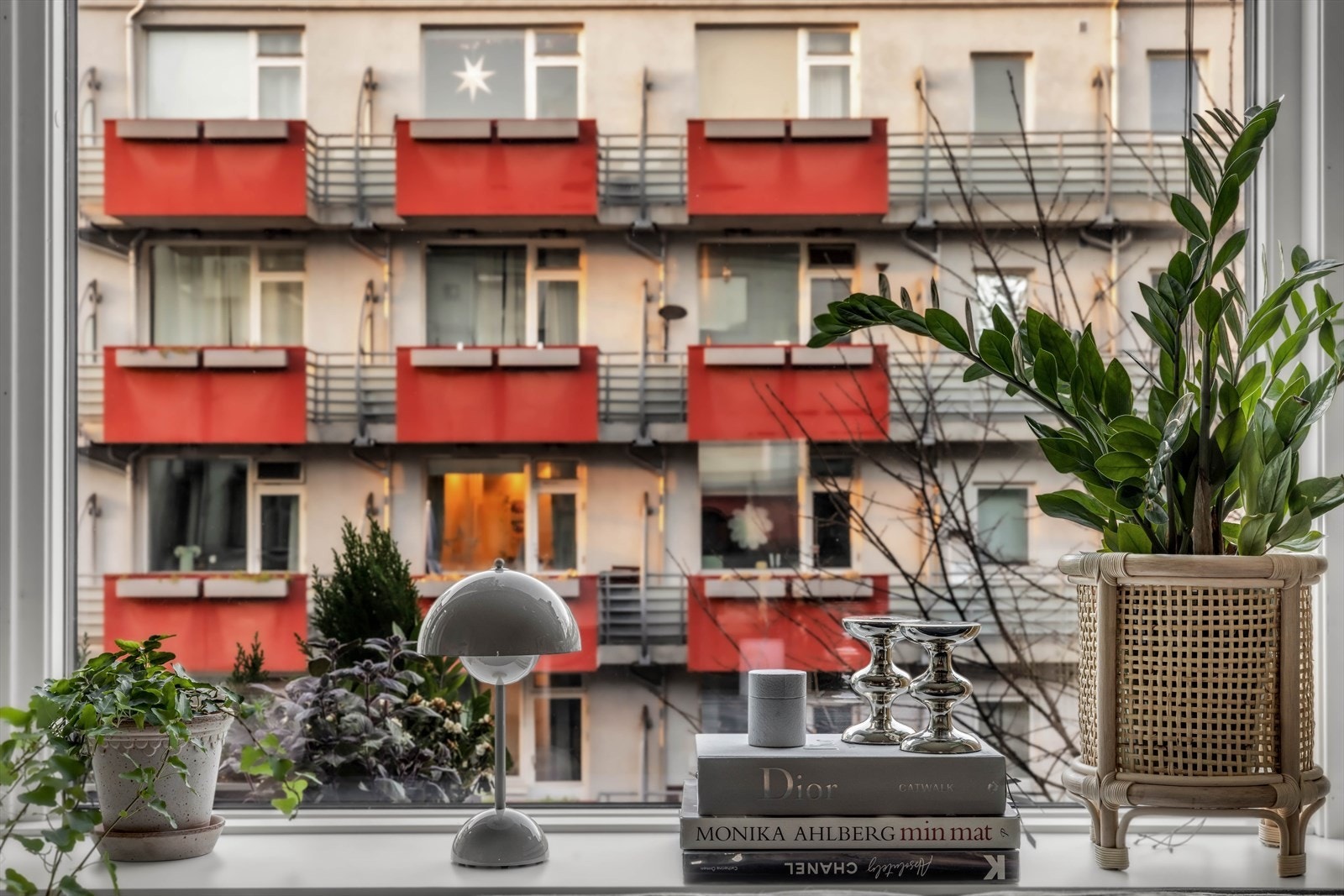 Balkongen vender mot bakgård. Galleribilde