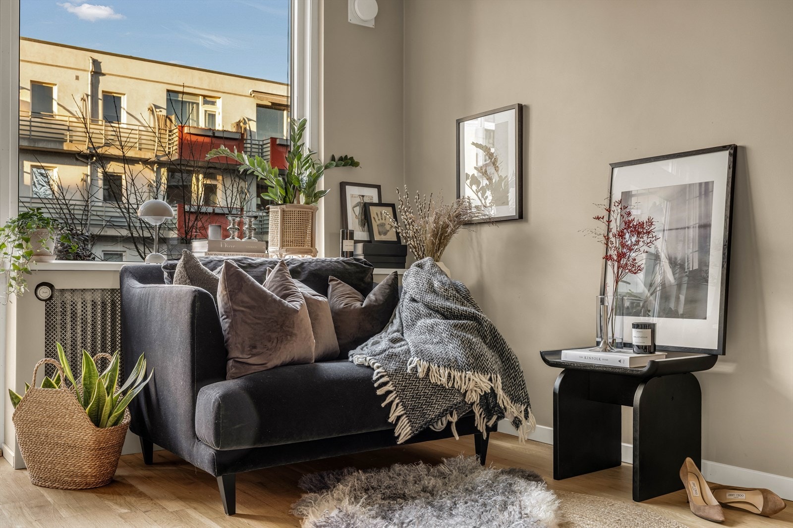 Stue med plass til liten sofa og spisebord i andre enden. Galleribilde