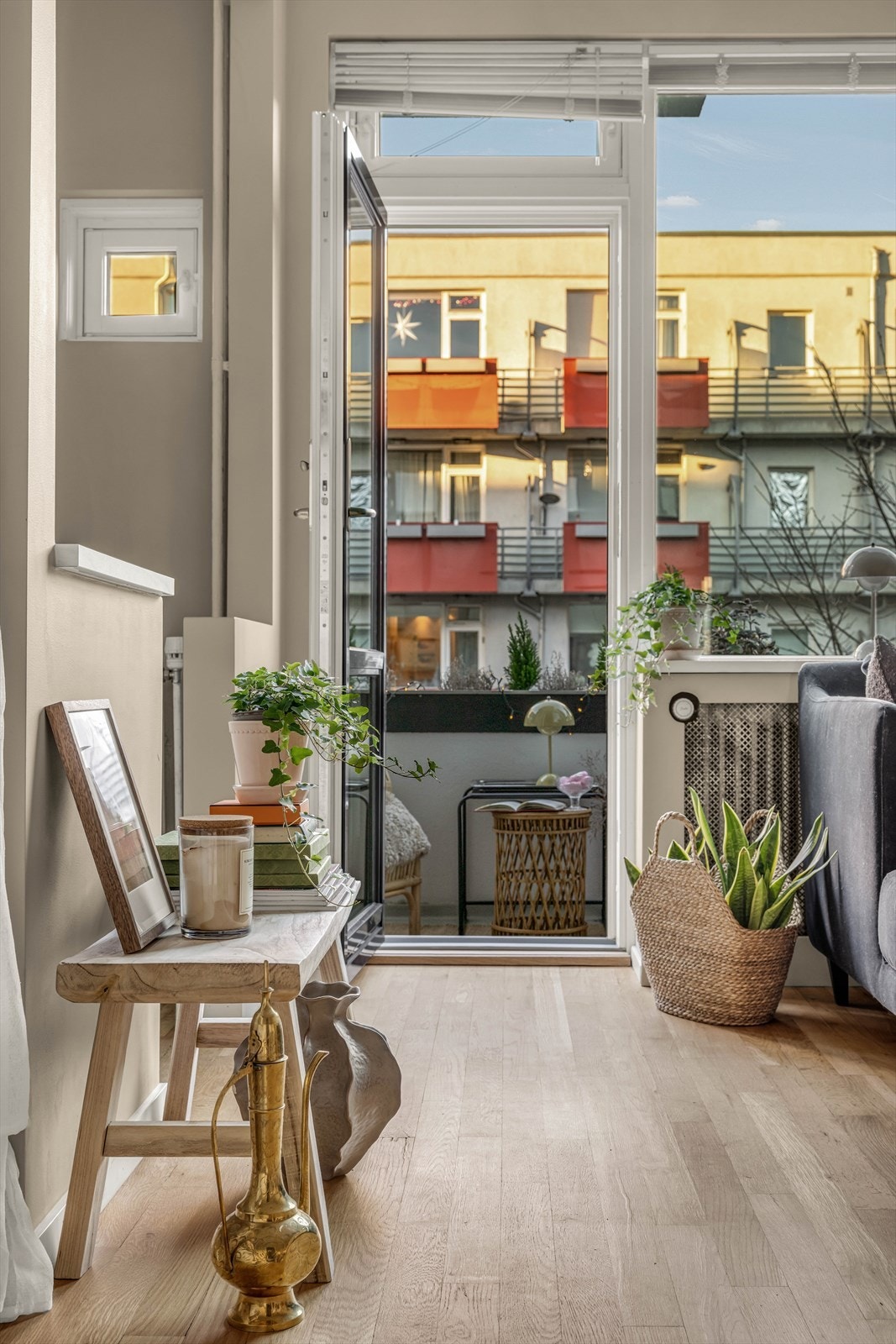 Pen 1-roms med delvis separat kjøkken og mye lysinnslipp. Galleribilde