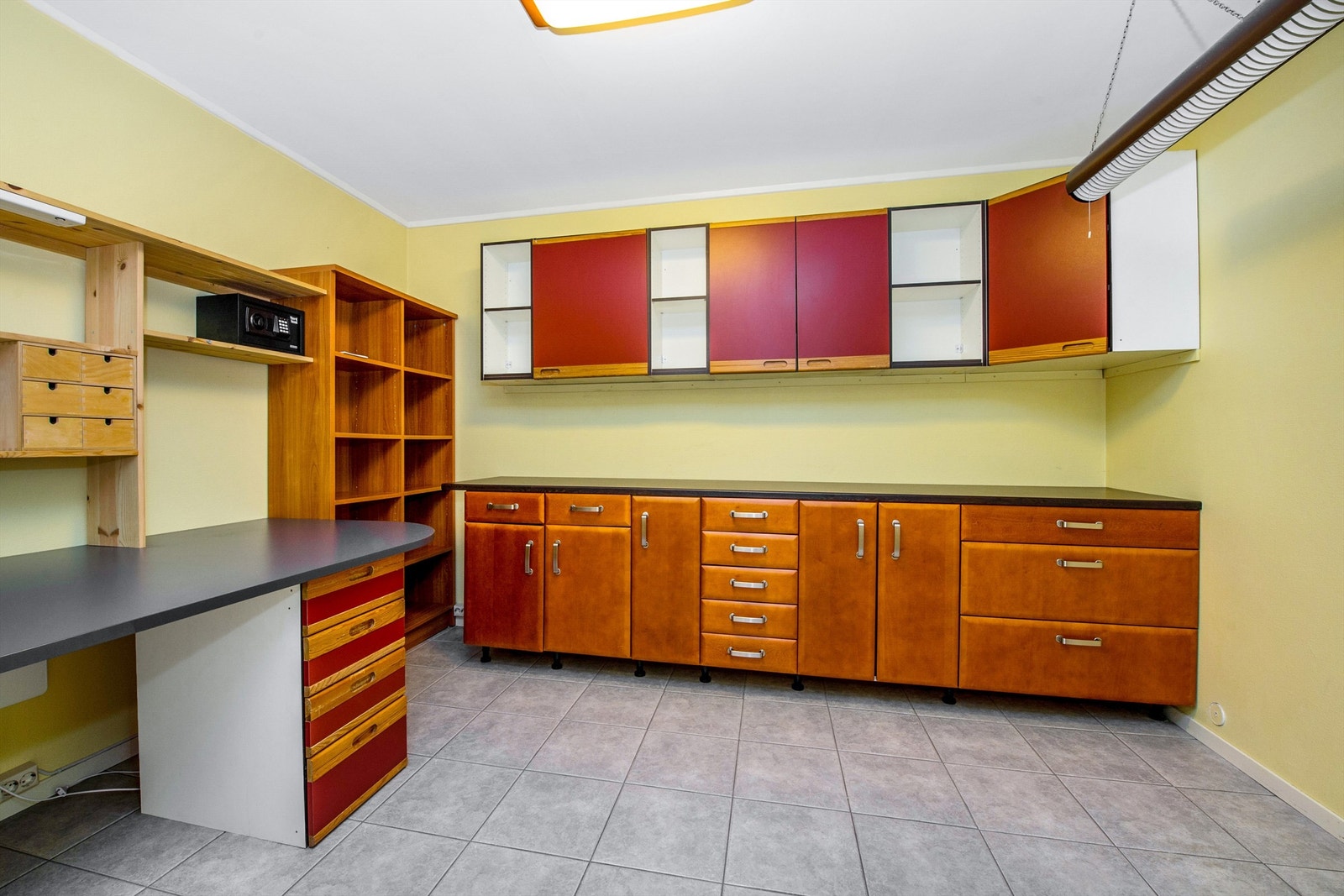 Bod i kjeller med praktisk innredning Galleribilde