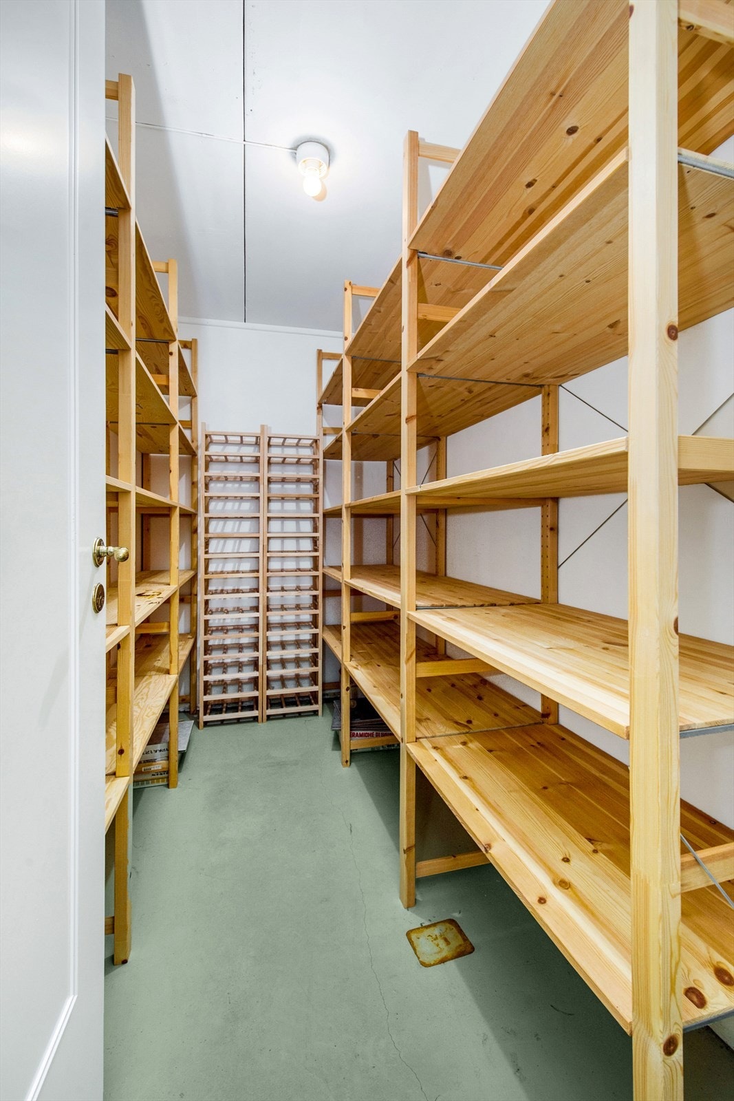 Bod med hylleinnredning Galleribilde