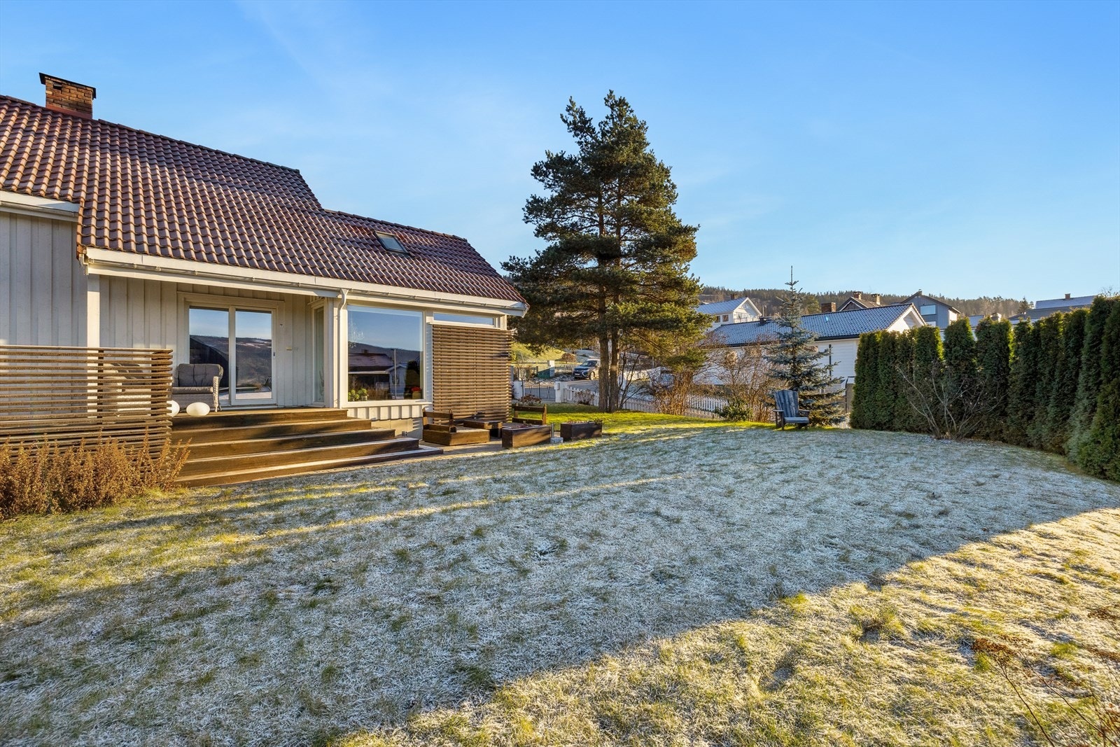 Ute kan du nyte godt av treterrasse på ca. 28 m² med utgang fra stue og videre tilgang til terreng. Galleribilde