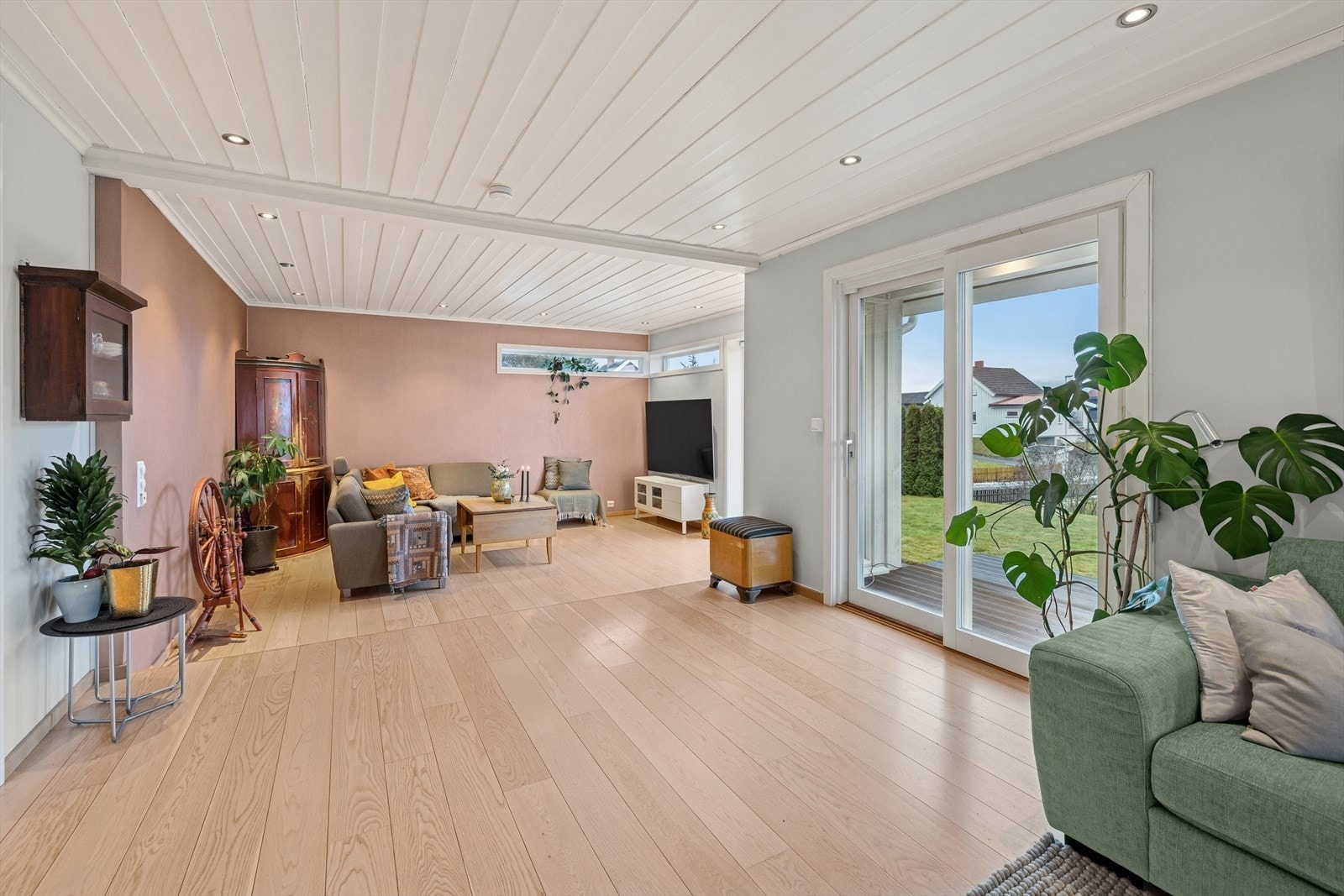 Stuen er et lyst og trivelig oppholdsrom med god plass til både sofagruppe og spisebord. Galleribilde