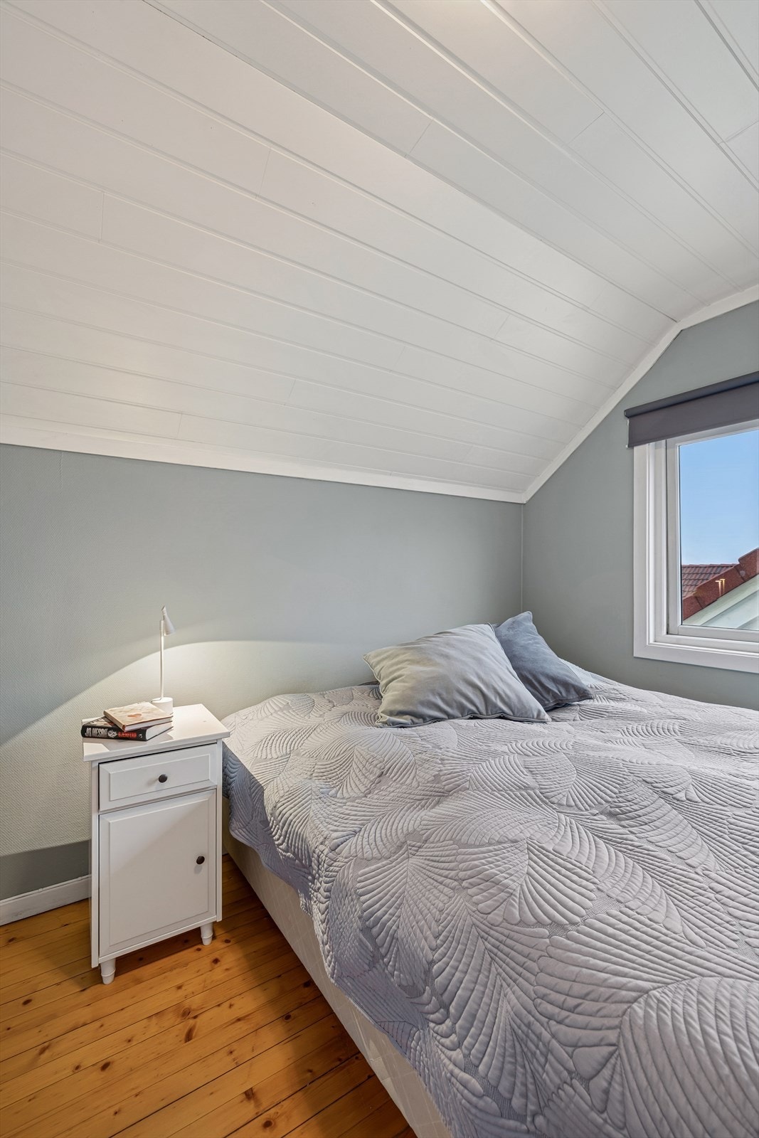 Boligen har totalt tre soverom i 2. etasje med størrelser på ca. 7,4 kvm, 8,5 kvm og 11,7 kvm. Galleribilde