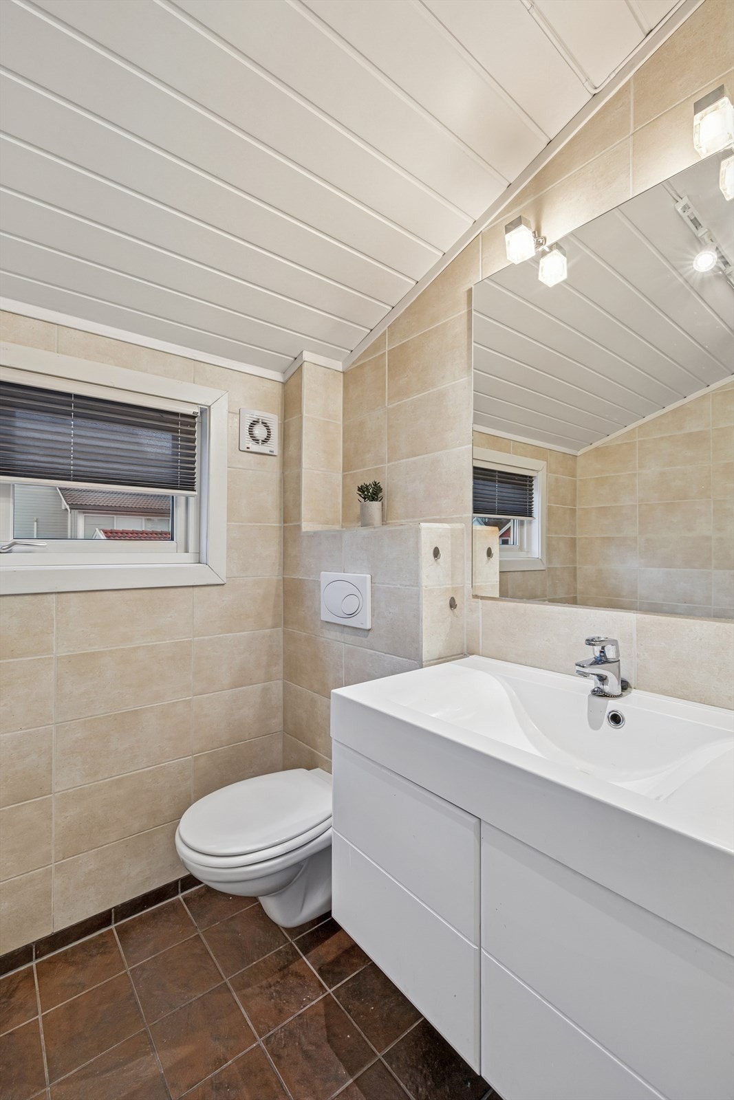 Badet i 2. etasje er også fra 2008 har flislagte vegger og gulv, samt panel i taket. Elektriske varmekabler i gulvet gir god komfort. Galleribilde