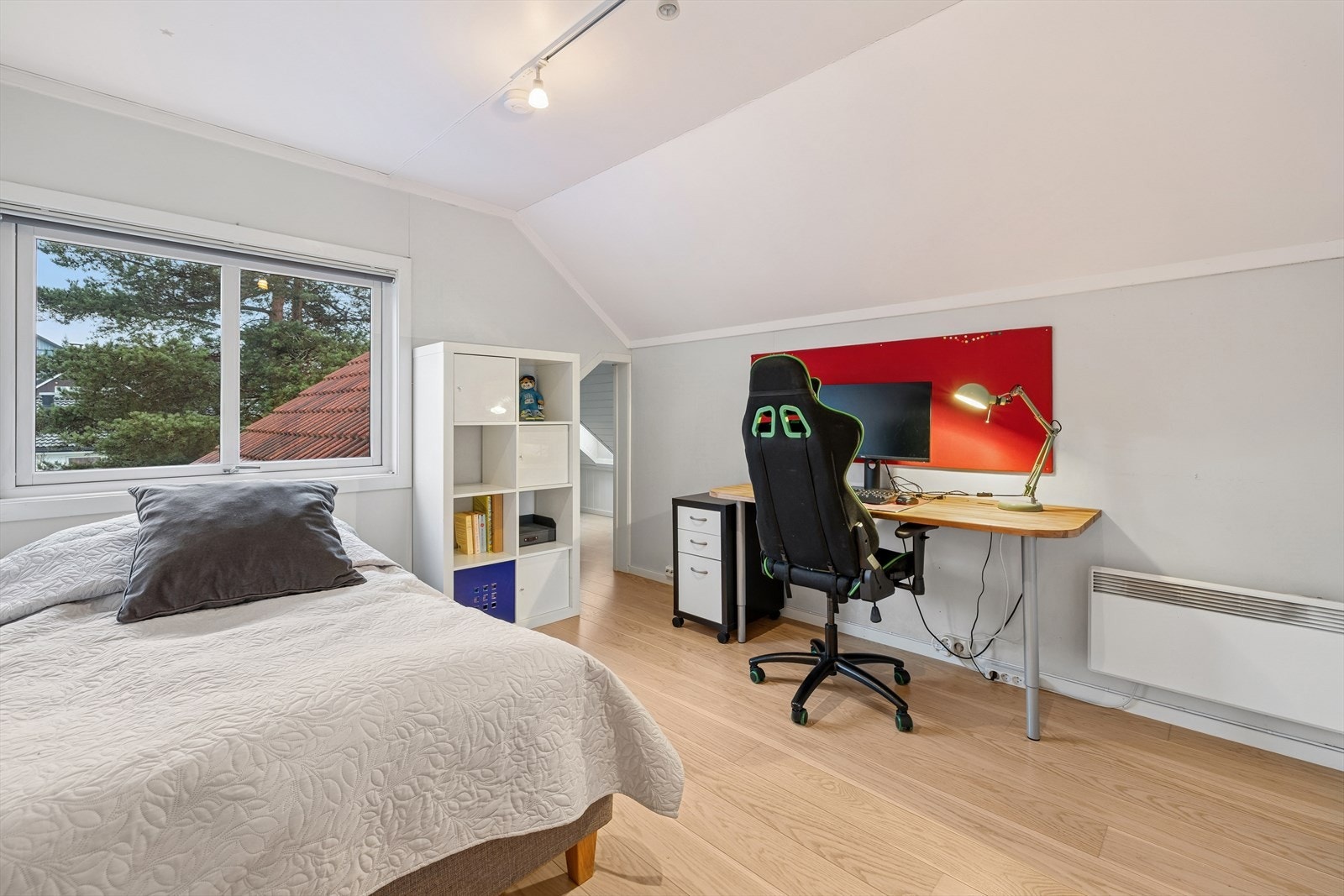 Soverom 2 med god plass for både seng og arbeidsplass. Galleribilde