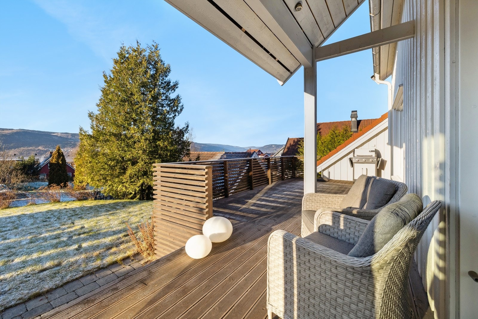 Terrassen er vestvendt, godt skjermet og har veldig gode solforhold. Galleribilde
