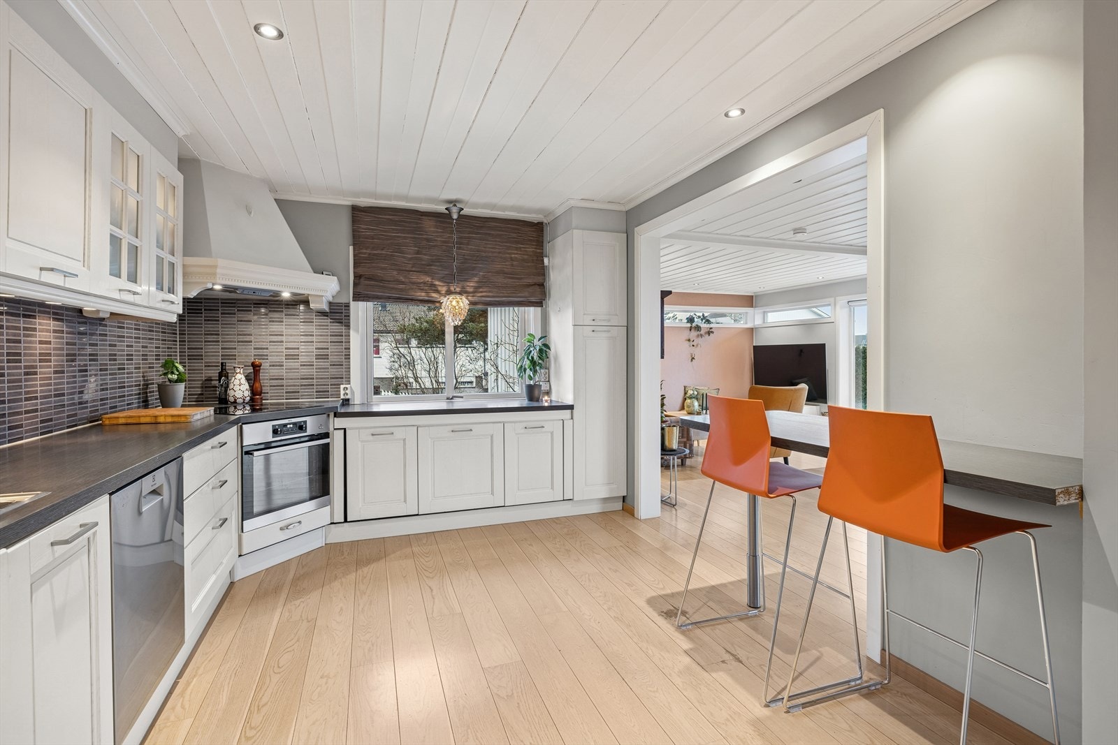 Kjøkkenet ble oppgradert i 2015 og fremstår med en klassisk innredning med profilerte fronter og laminat benkeplate. Galleribilde