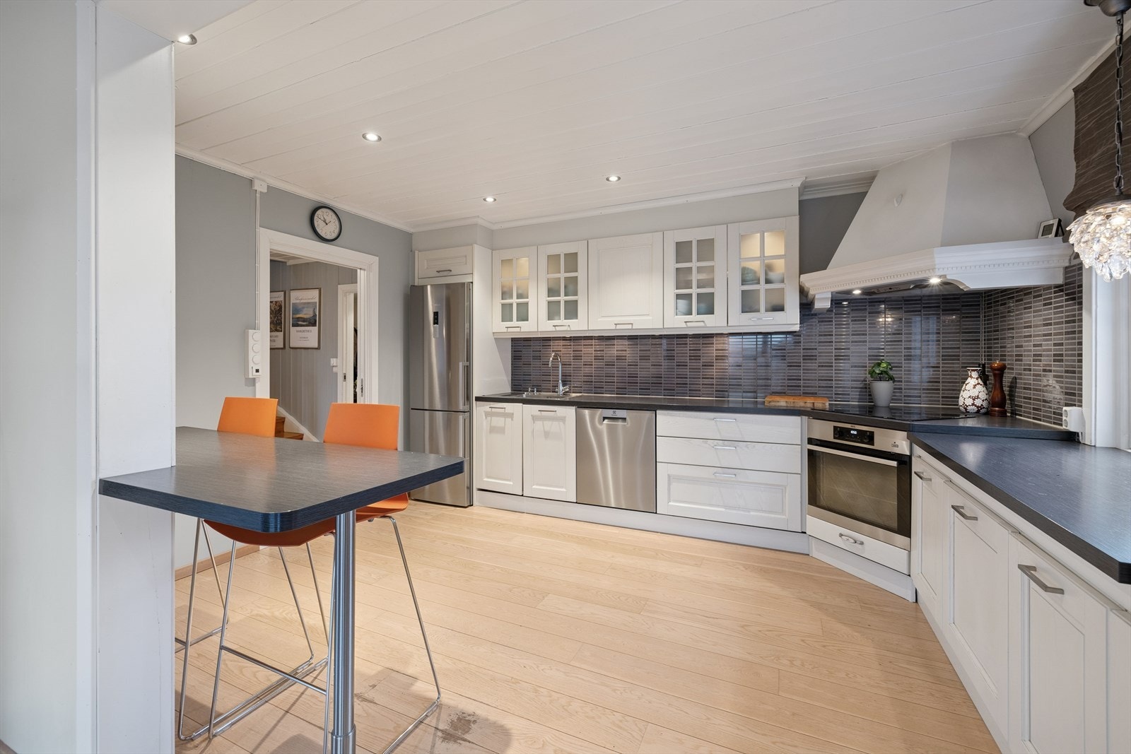 Rommet er utstyrt med integrert platetopp og stekeovn, samt frittstående kjøleskap og oppvaskmaskin. Galleribilde