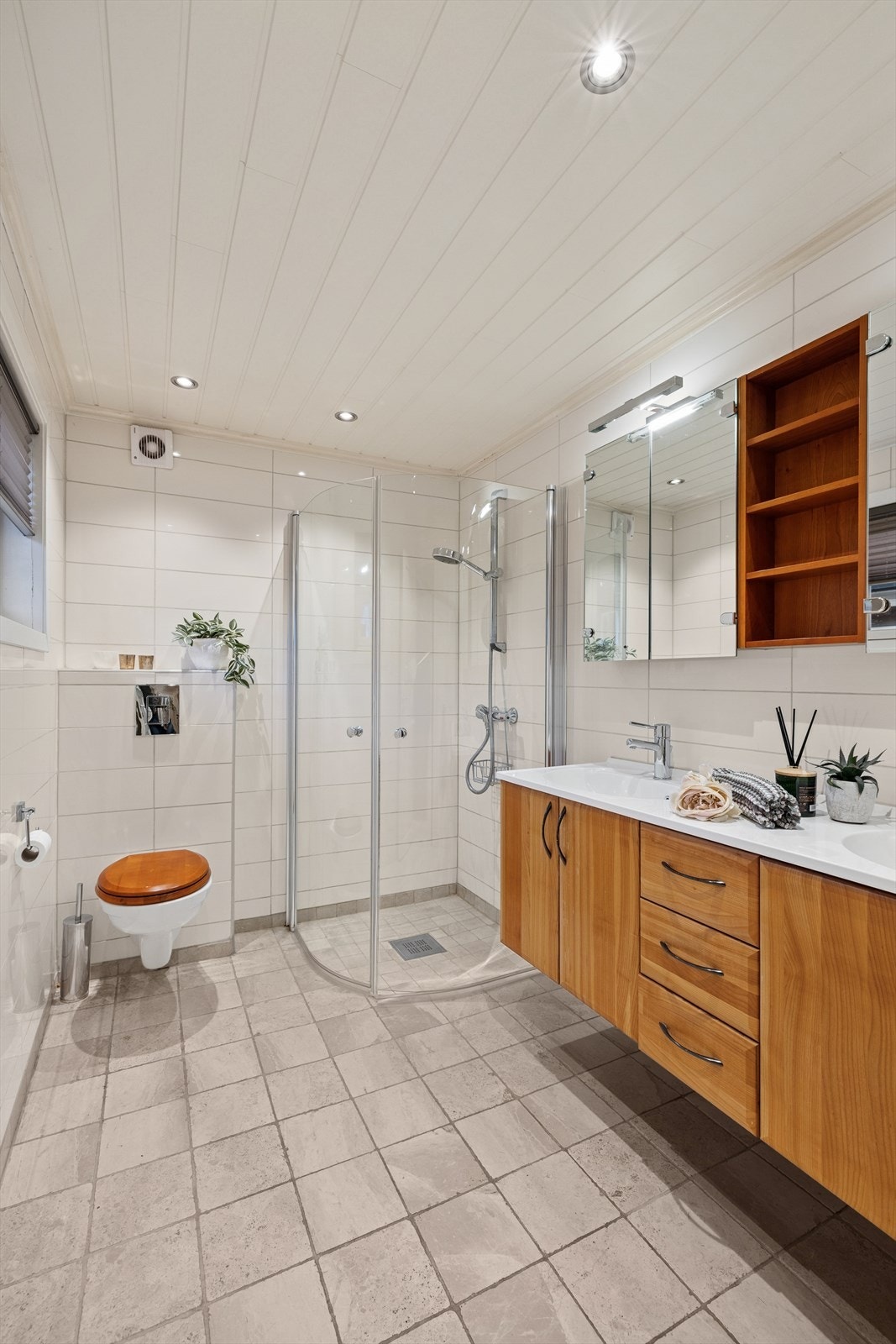 Av våtrom byr boligen på to bad og ett vaskerom. Begge bad fra 2008. Galleribilde