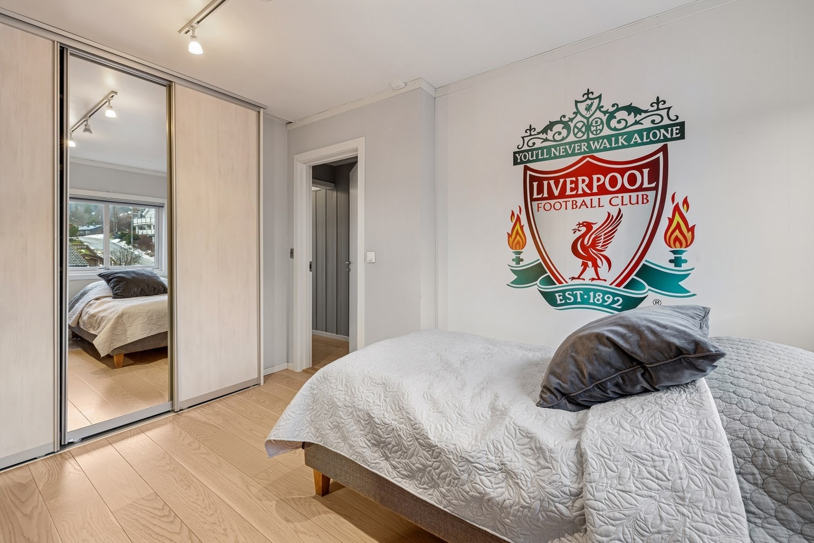 Soverom 2 har også en praktisk skyvedørsgarderobe hvor en av frontene er med speil. Galleribilde