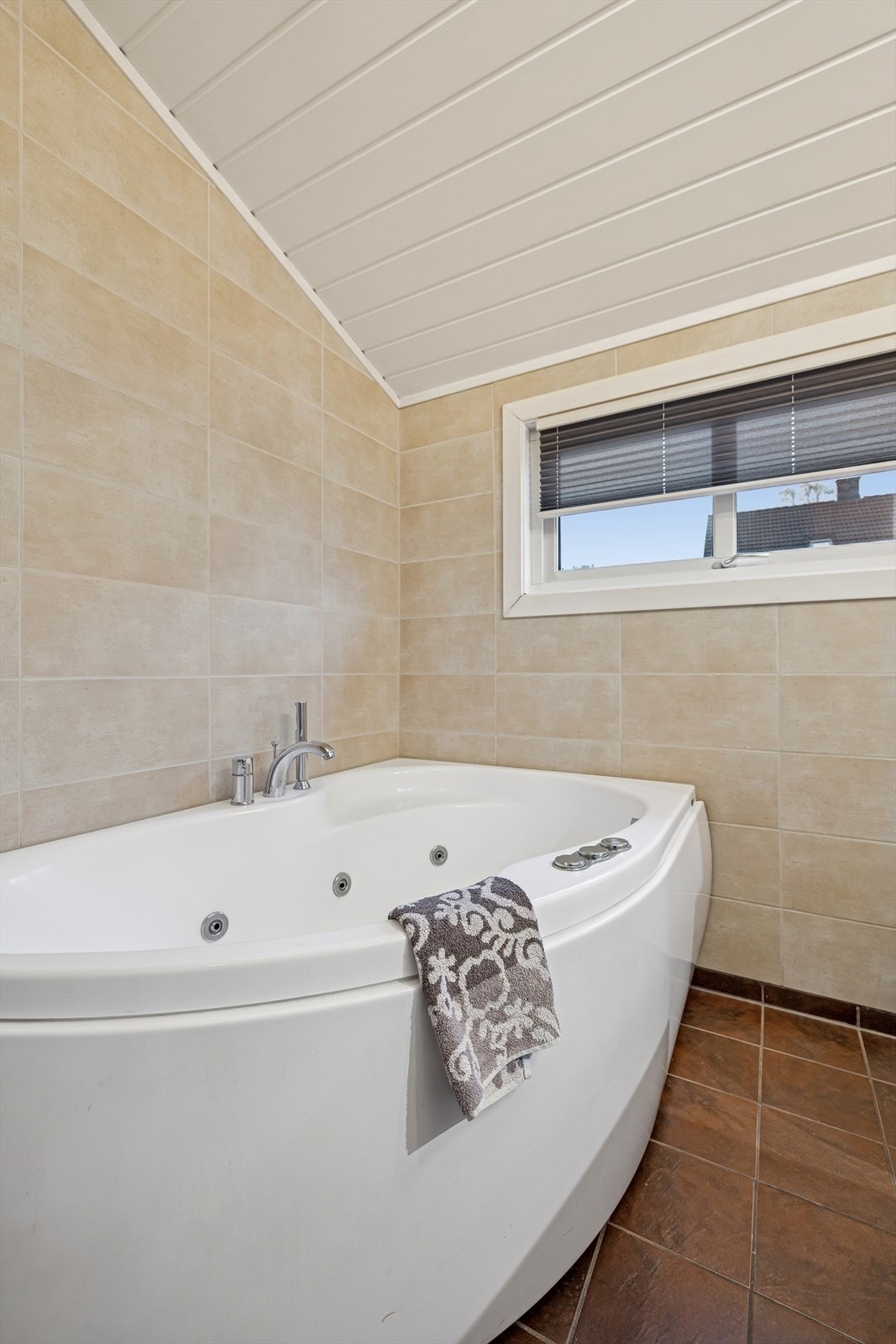 Rommet er innredet med servant, speil, belysning, veggmontert toalett og badekar. Galleribilde