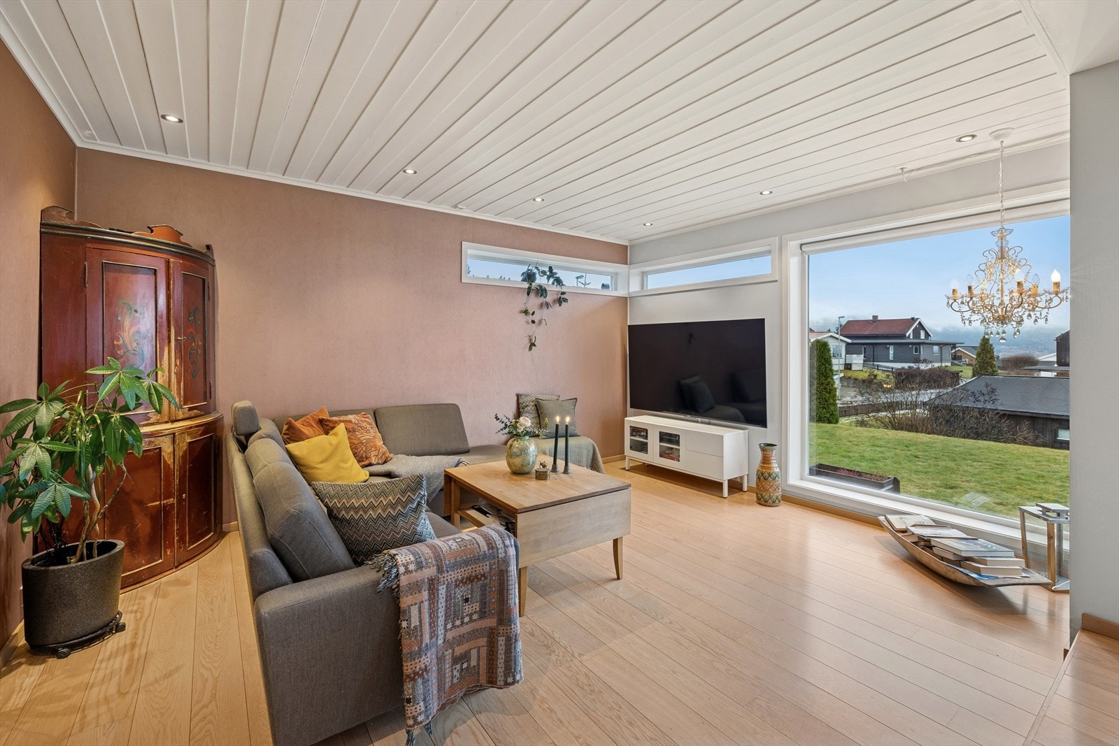 Deler av stuen er tilbygget og gir rommet en praktisk planløsning som gir gode møbleringsmuligheter. Galleribilde