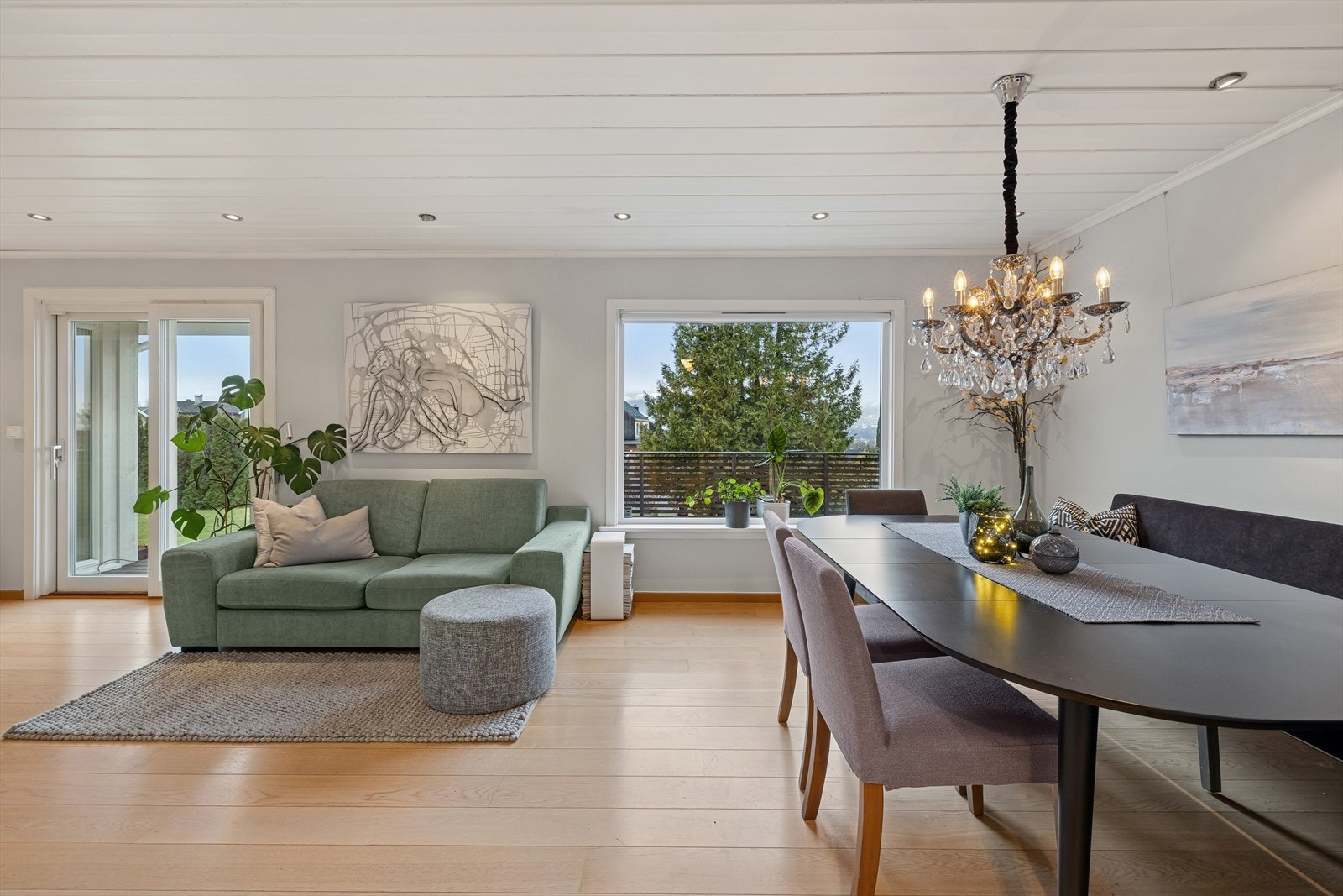 Parkett ble lagt i tilbygg, stue og kjøkken i 2014. Galleribilde