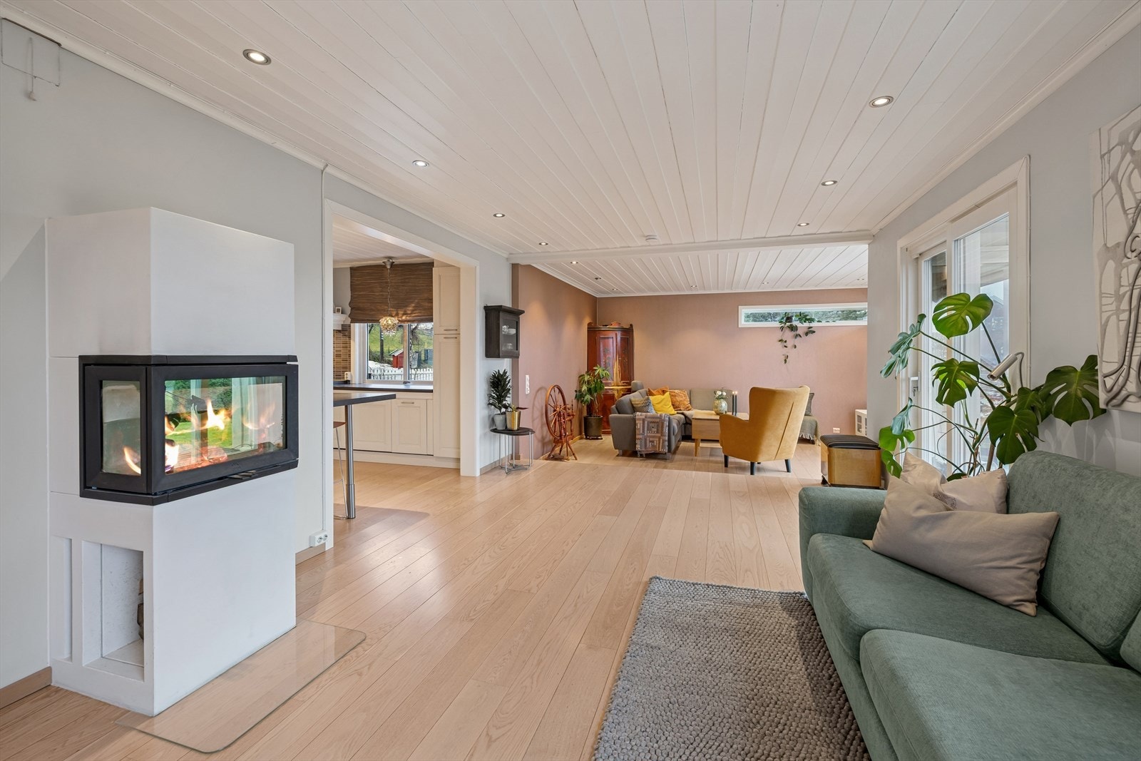 Boligens stue finner du godt plassert sammen med kjøkkenet i boligens 1. etasje. Galleribilde