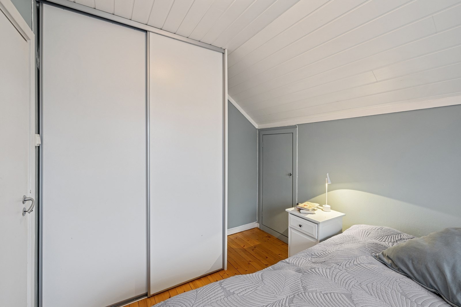 Soverom 1 med praktisk skyvedørsgarderobe og tilgang til kneloft. Galleribilde