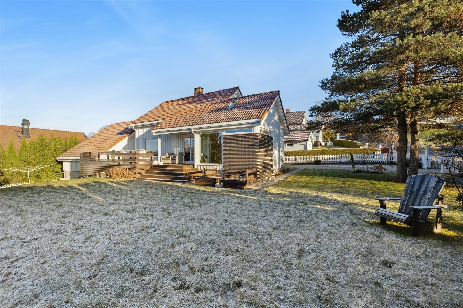 Eiendommen har en romslig og opparbeidet tomt som gir gode utearealer for både lek og avslapning. Galleribilde