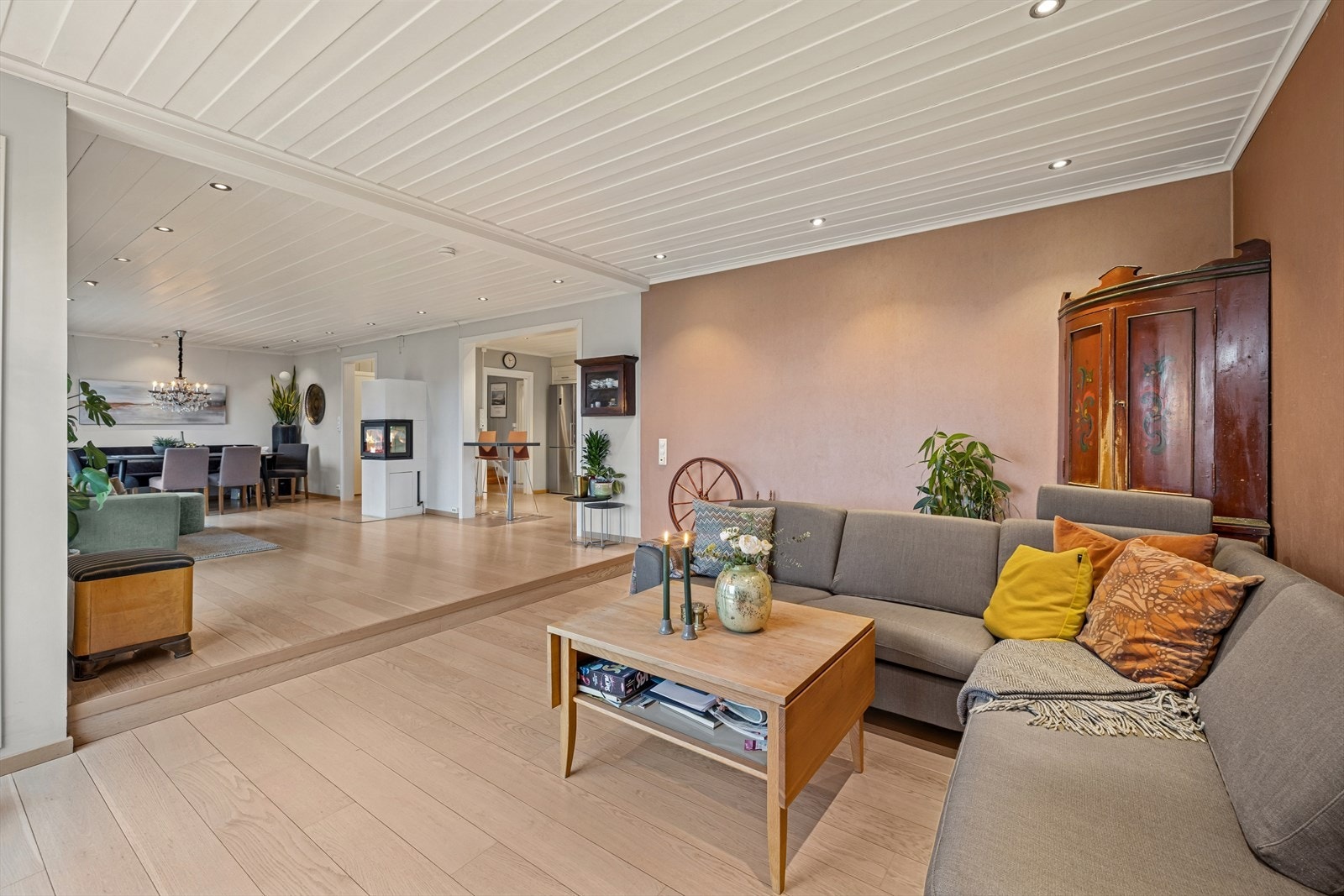 Stuen fungerer som et naturlig samlingspunkt i boligen og har åpen løsning til kjøkkenet, noe som skaper en luftig og sosial løsning. Galleribilde