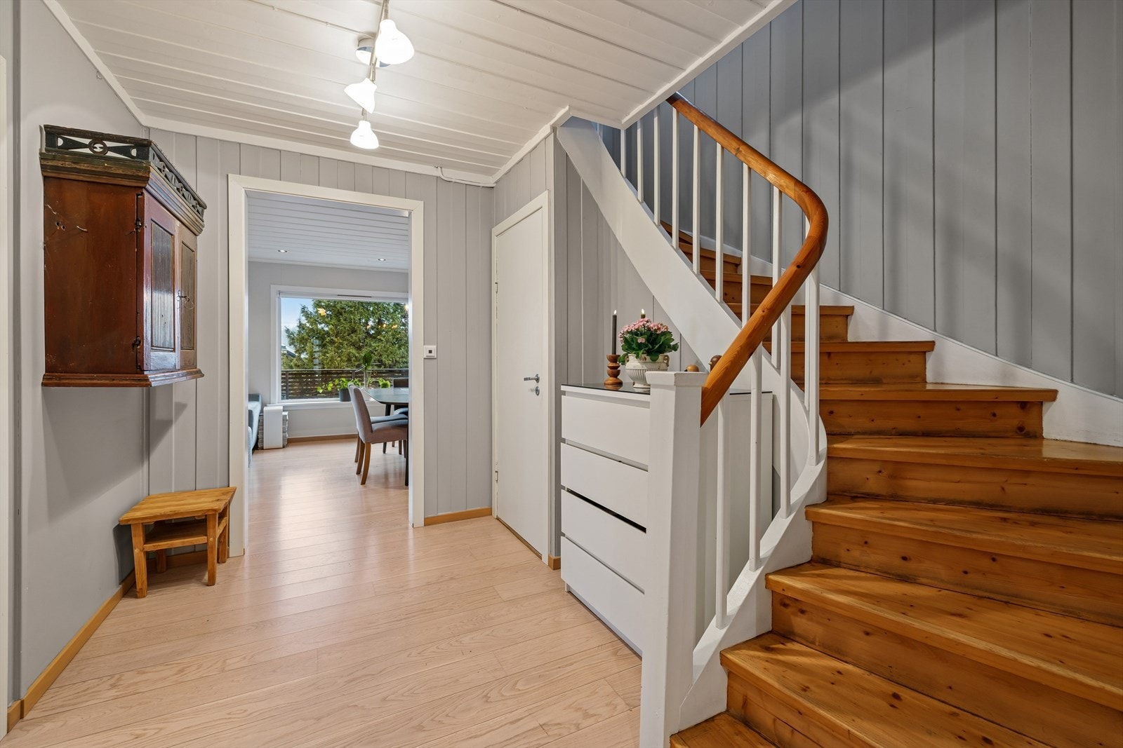 Trapp med lukkede trinn fører deg opp til boligens 2. etasje. Galleribilde