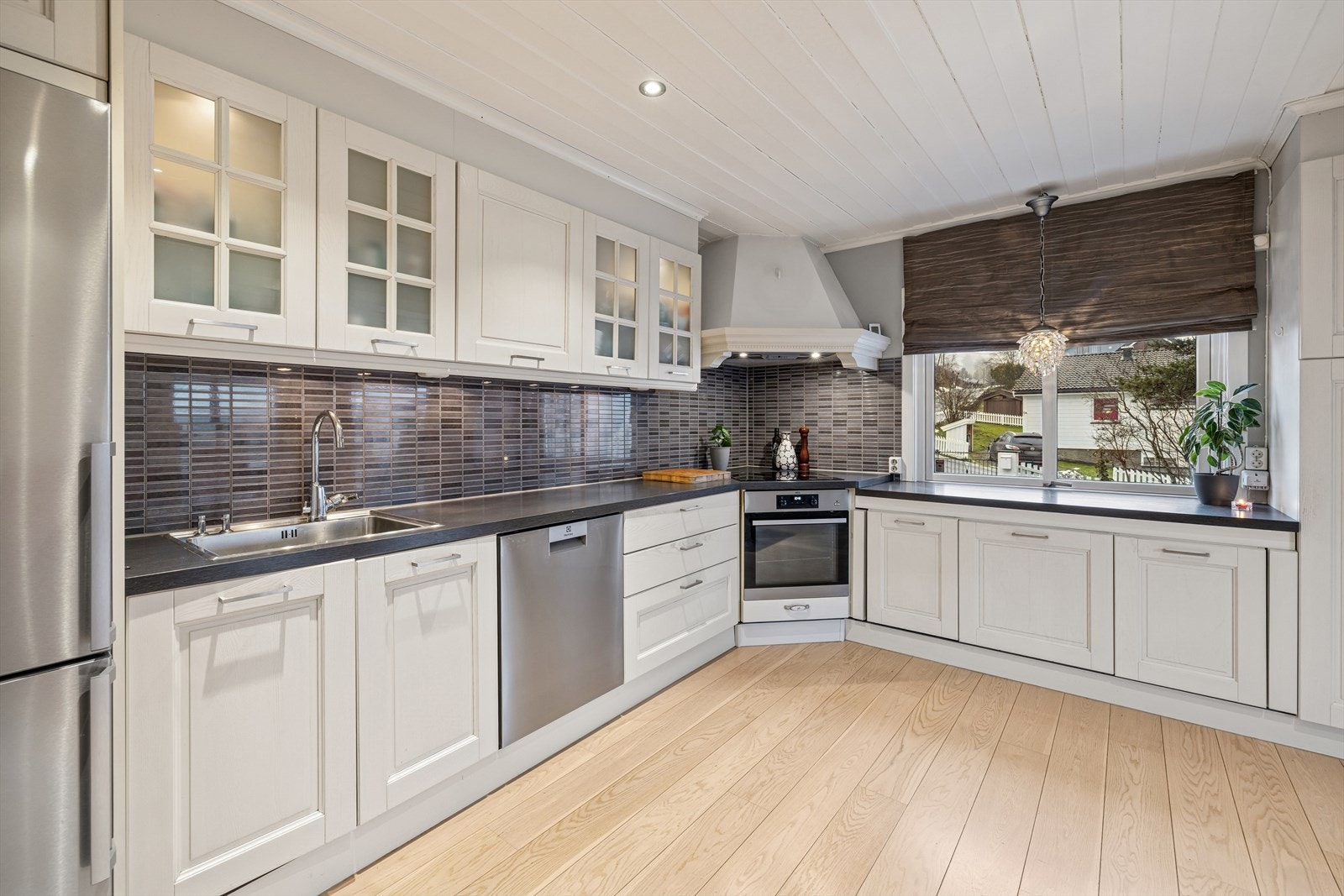 Vinkelformet løsning gir god arbeidsflyt i rommet for både store og små kokker. Galleribilde