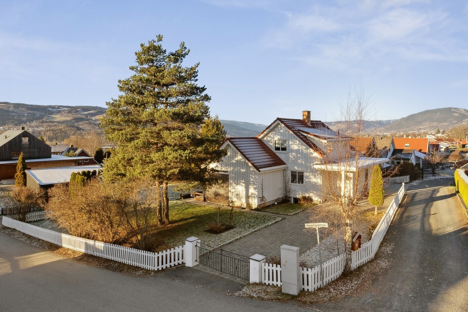 Boligen har blitt jevnlig vedlikeholdt og oppgradert, med omfattende modernisering i 2014. Opprinnelig del er oppført i 1959 og senere tilbygget i flere omganger. Galleribilde