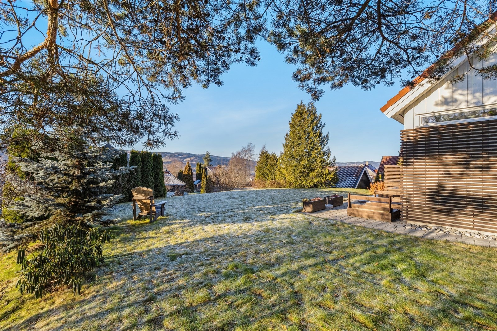 Hagen er pent planert og tilrettelagt for enkel bruk, med en kombinasjon av grøntarealer og steinbelagt uteplass. Galleribilde