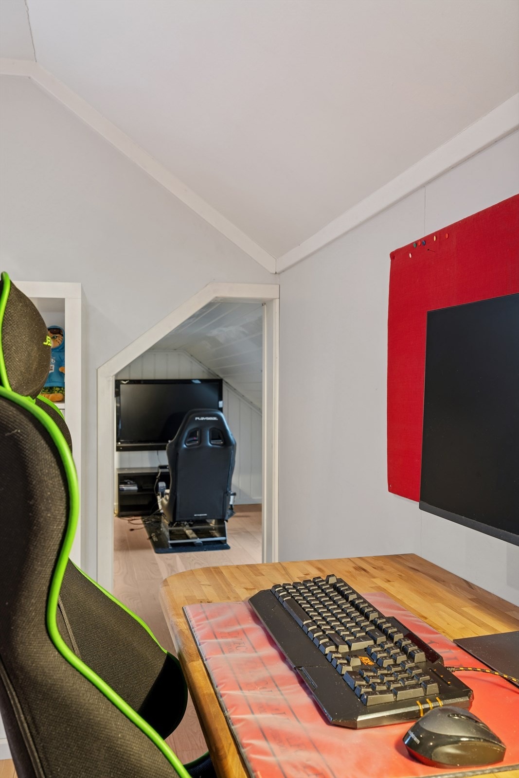 Soverom 2 har tilgang til et loftsrom med lav takhøyde, benyttet til leke-/spillrom. Galleribilde